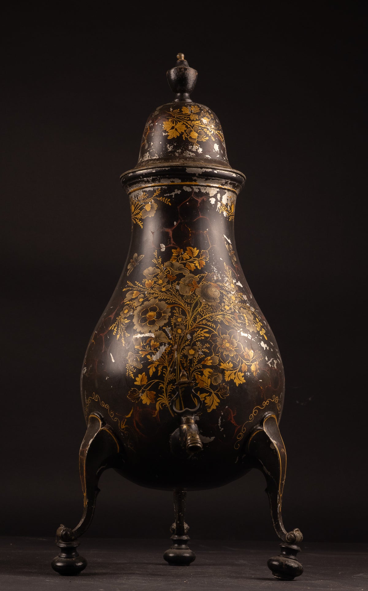 Monumentale 18e-eeuwse Verlakte Tinnen Kraantjeskan met Bloemenschildering, ca. 1750 (50 cm / 3 kg)