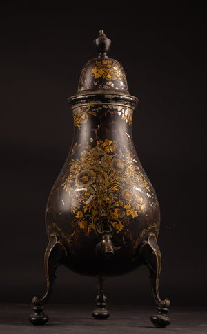 Monumentale 18e-eeuwse Verlakte Tinnen Kraantjeskan met Bloemenschildering, ca. 1750 (50 cm / 3 kg)