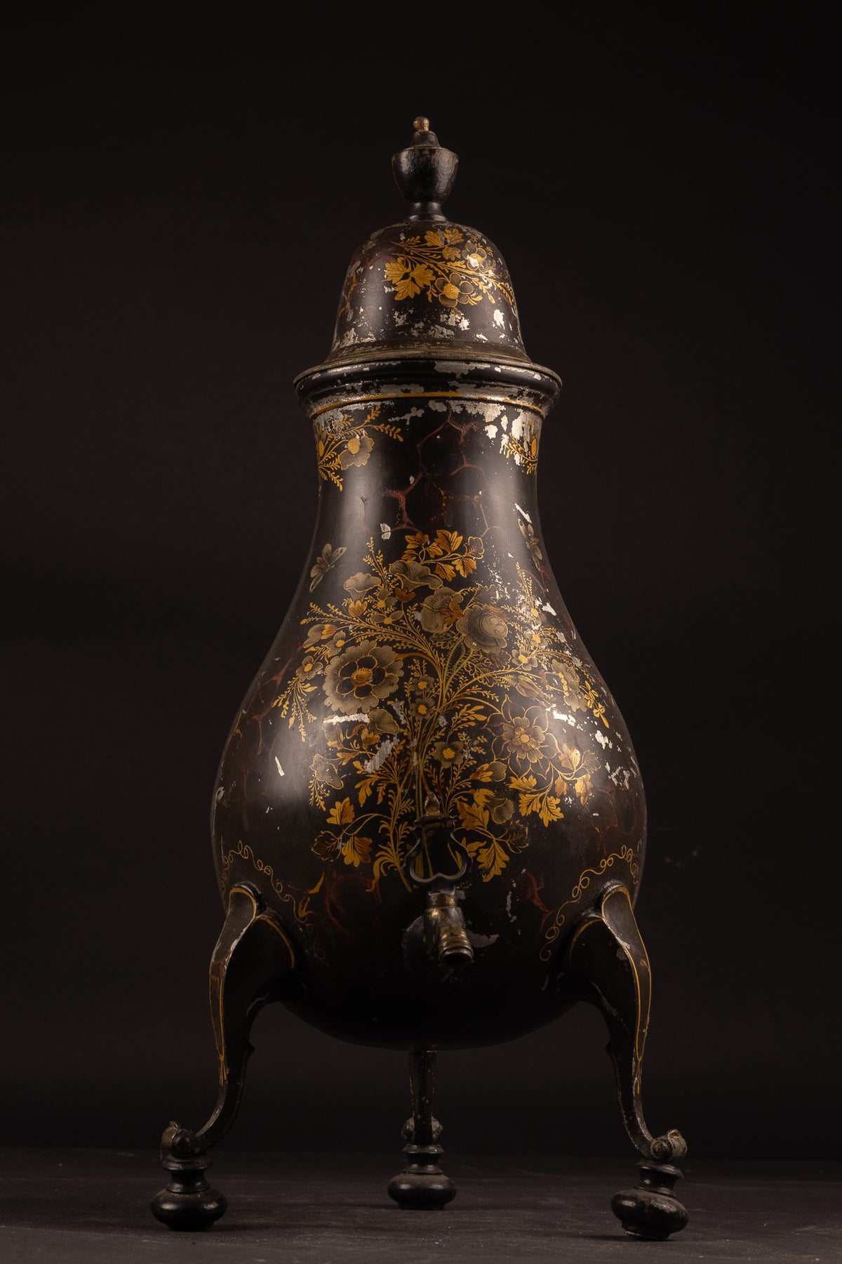 Monumentale 18e-eeuwse Verlakte Tinnen Kraantjeskan met Bloemenschildering, ca. 1750 (50 cm / 3 kg)