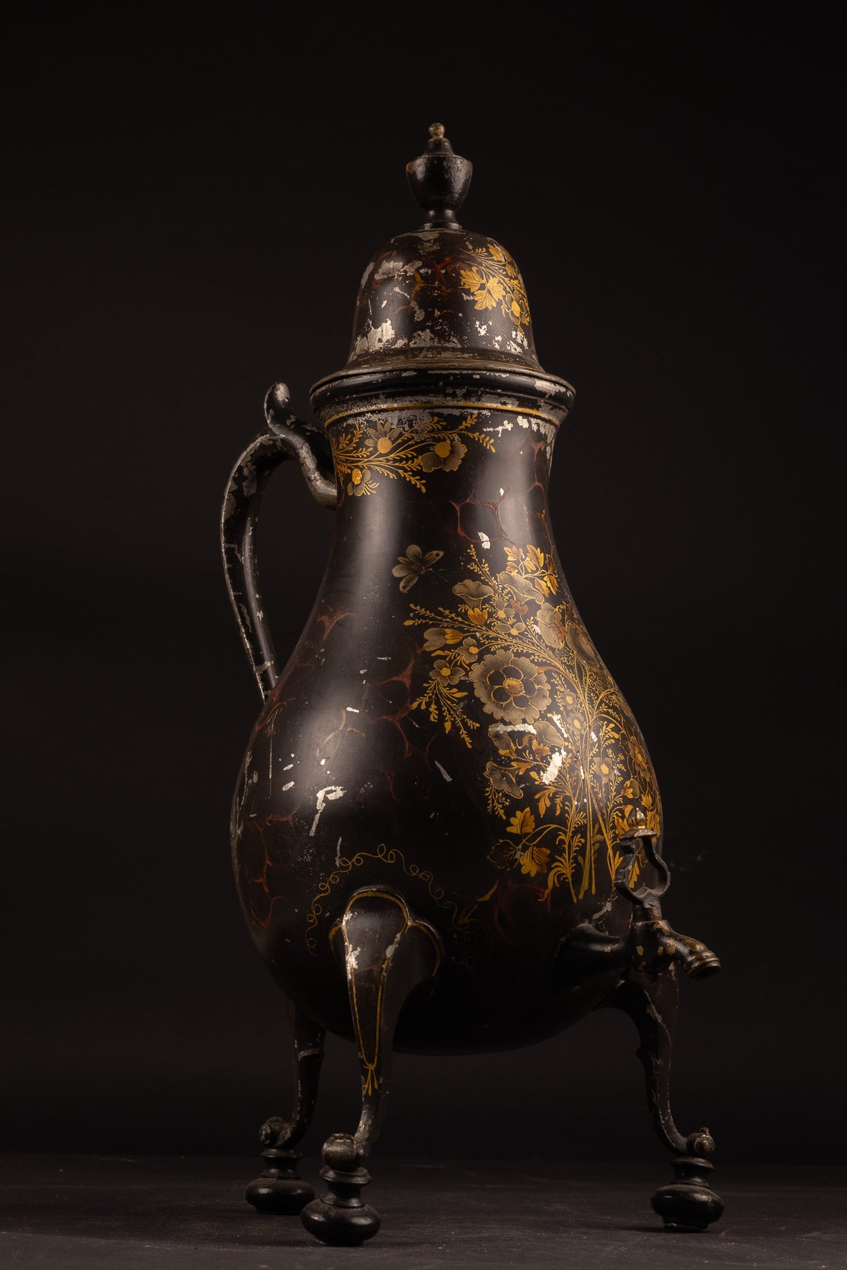 Monumentale 18e-eeuwse Verlakte Tinnen Kraantjeskan met Bloemenschildering, ca. 1750 (50 cm / 3 kg)