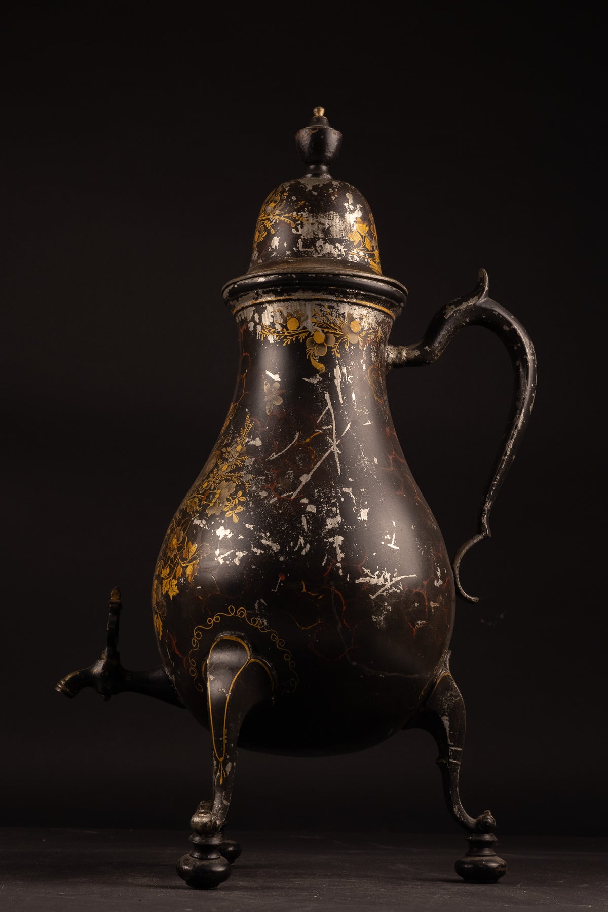 Monumentale 18e-eeuwse Verlakte Tinnen Kraantjeskan met Bloemenschildering, ca. 1750 (50 cm / 3 kg)