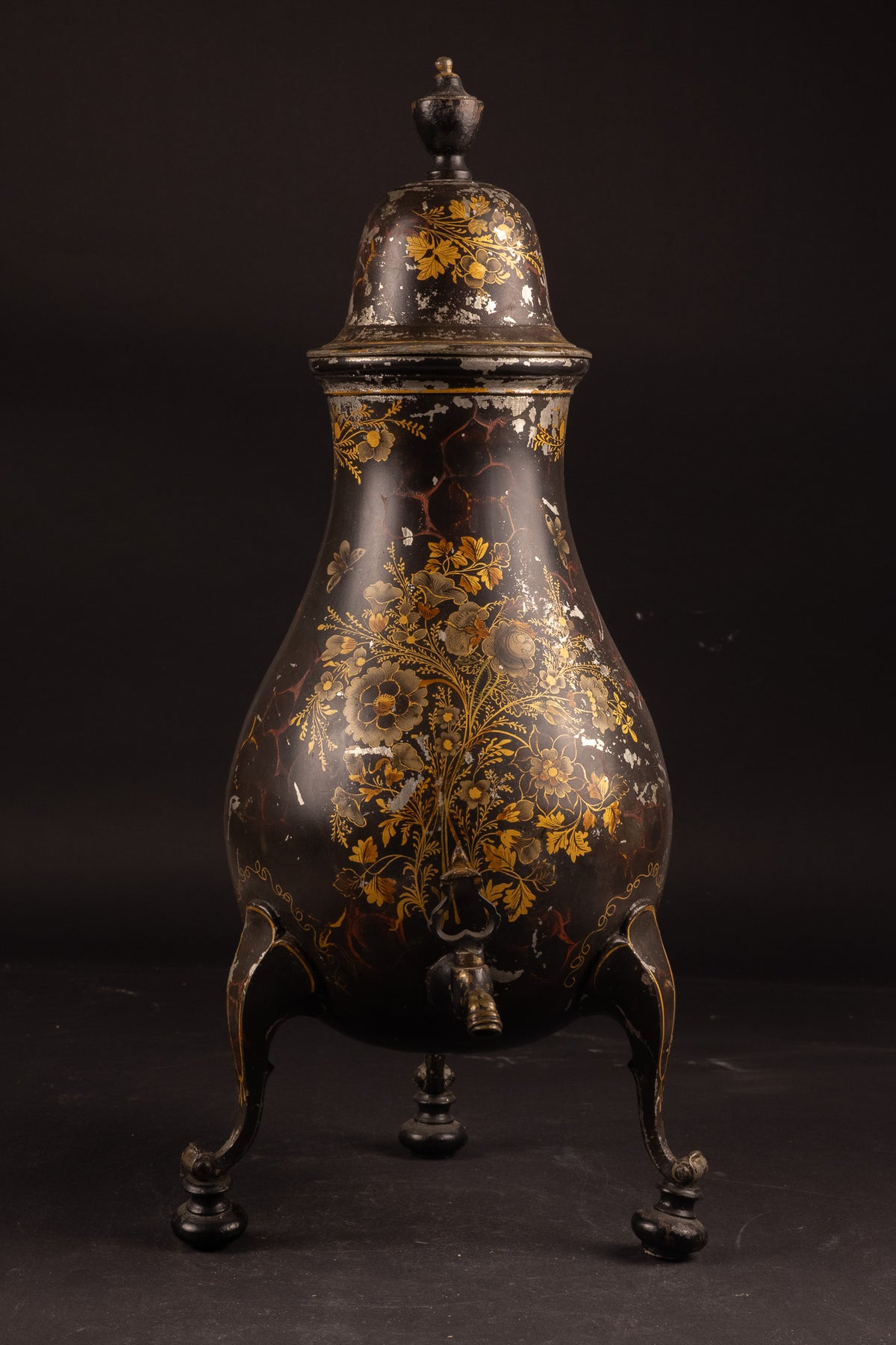 Monumentale 18e-eeuwse Verlakte Tinnen Kraantjeskan met Bloemenschildering, ca. 1750 (50 cm / 3 kg)