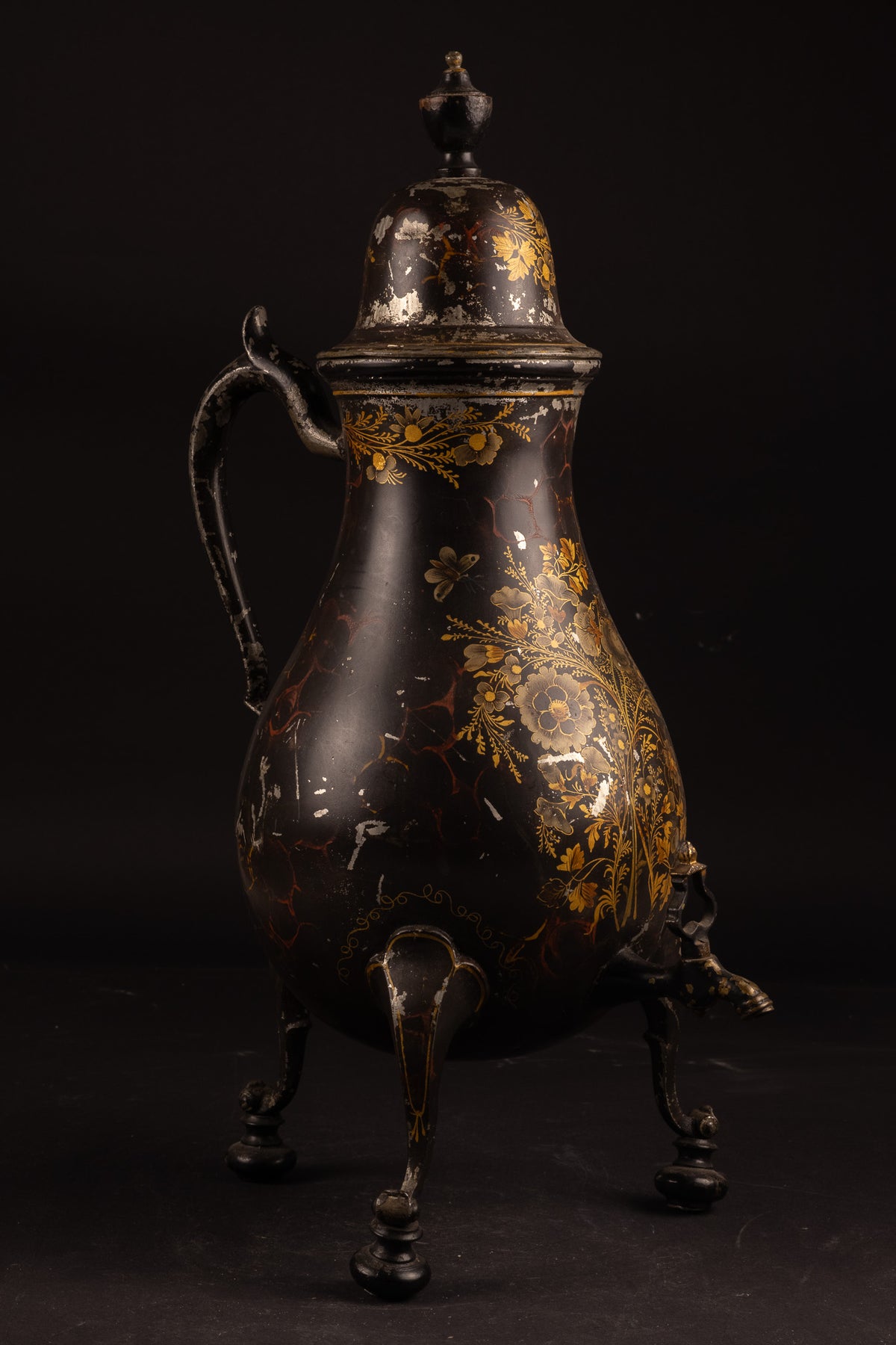 Monumentale 18e-eeuwse Verlakte Tinnen Kraantjeskan met Bloemenschildering, ca. 1750 (50 cm / 3 kg)