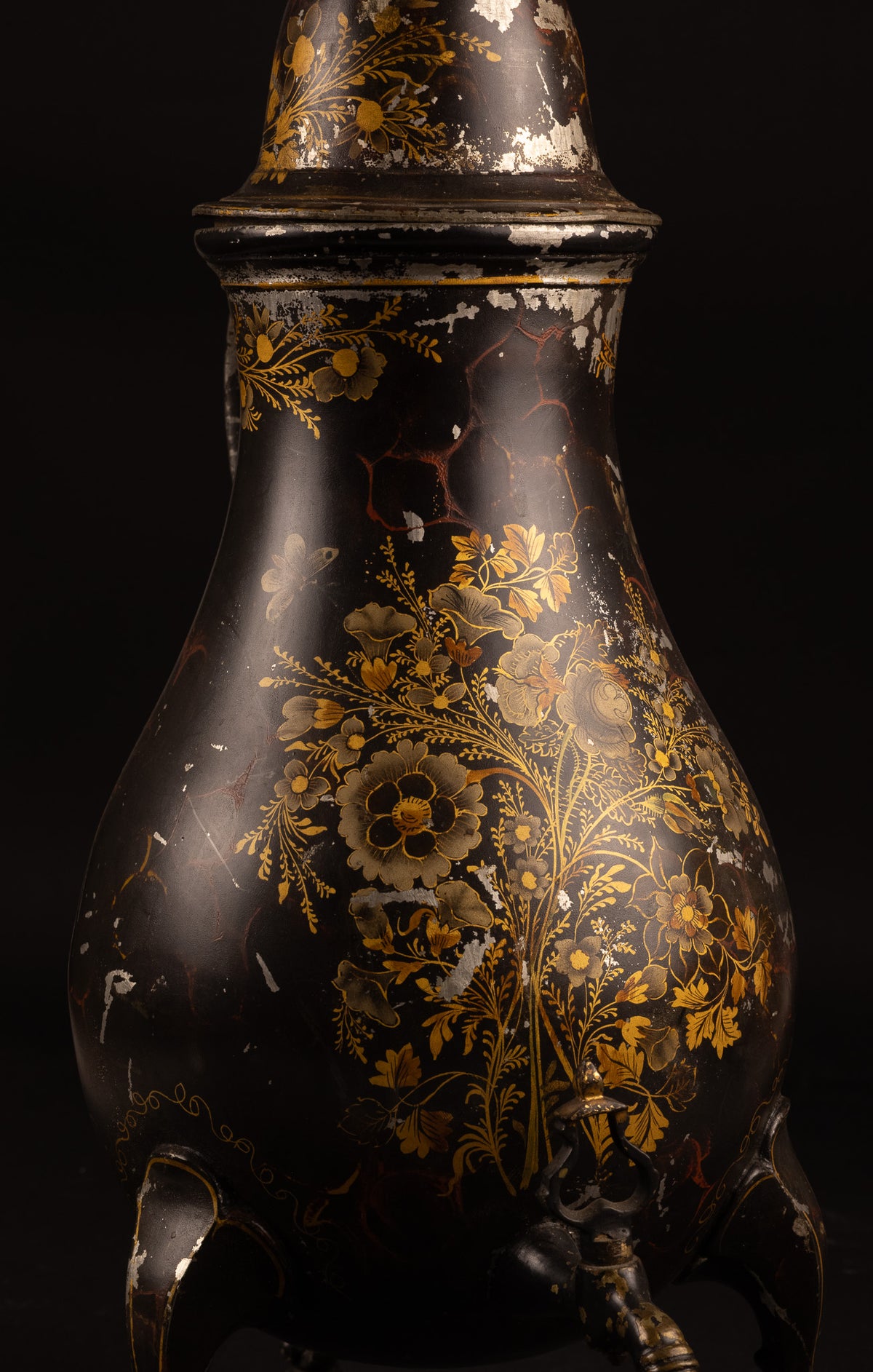 Monumentale 18e-eeuwse Verlakte Tinnen Kraantjeskan met Bloemenschildering, ca. 1750 (50 cm / 3 kg)