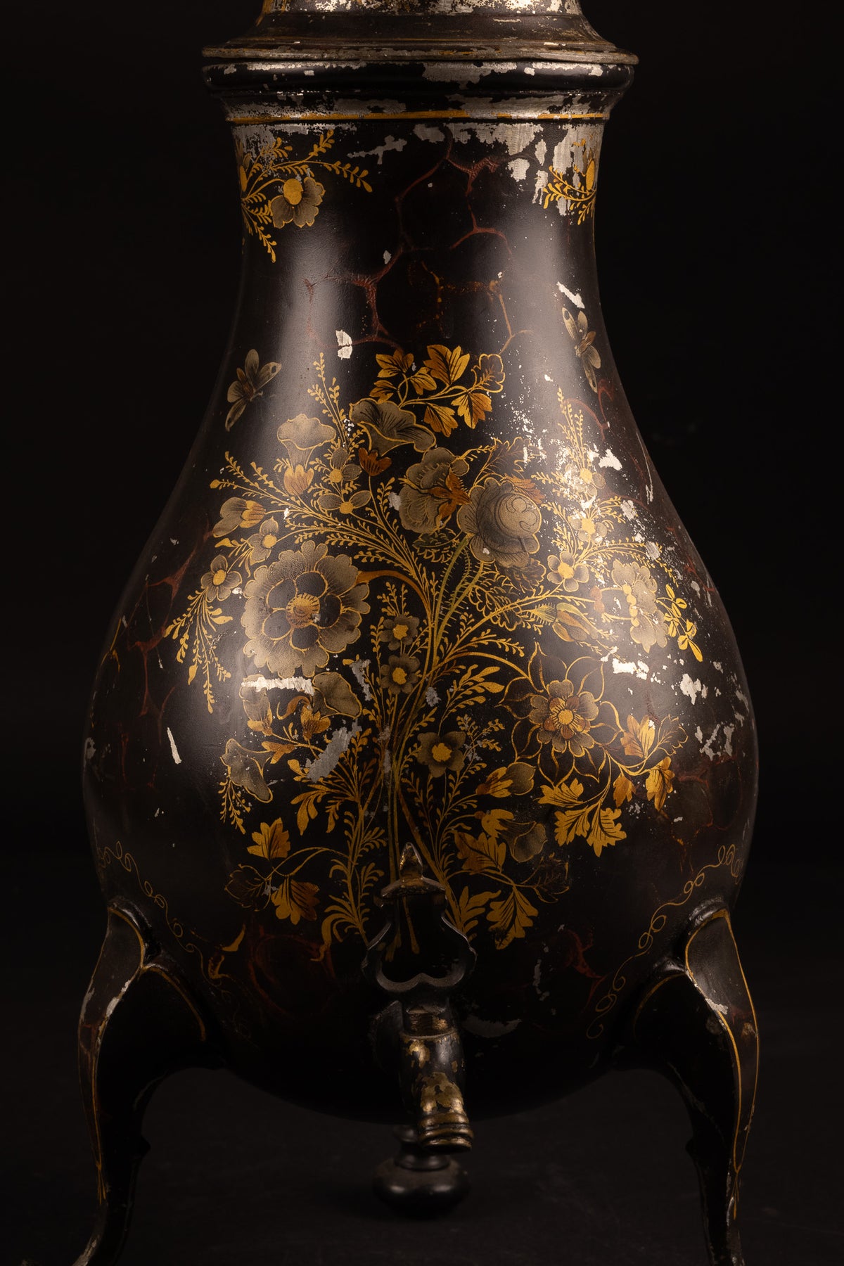 Monumentale 18e-eeuwse Verlakte Tinnen Kraantjeskan met Bloemenschildering, ca. 1750 (50 cm / 3 kg)