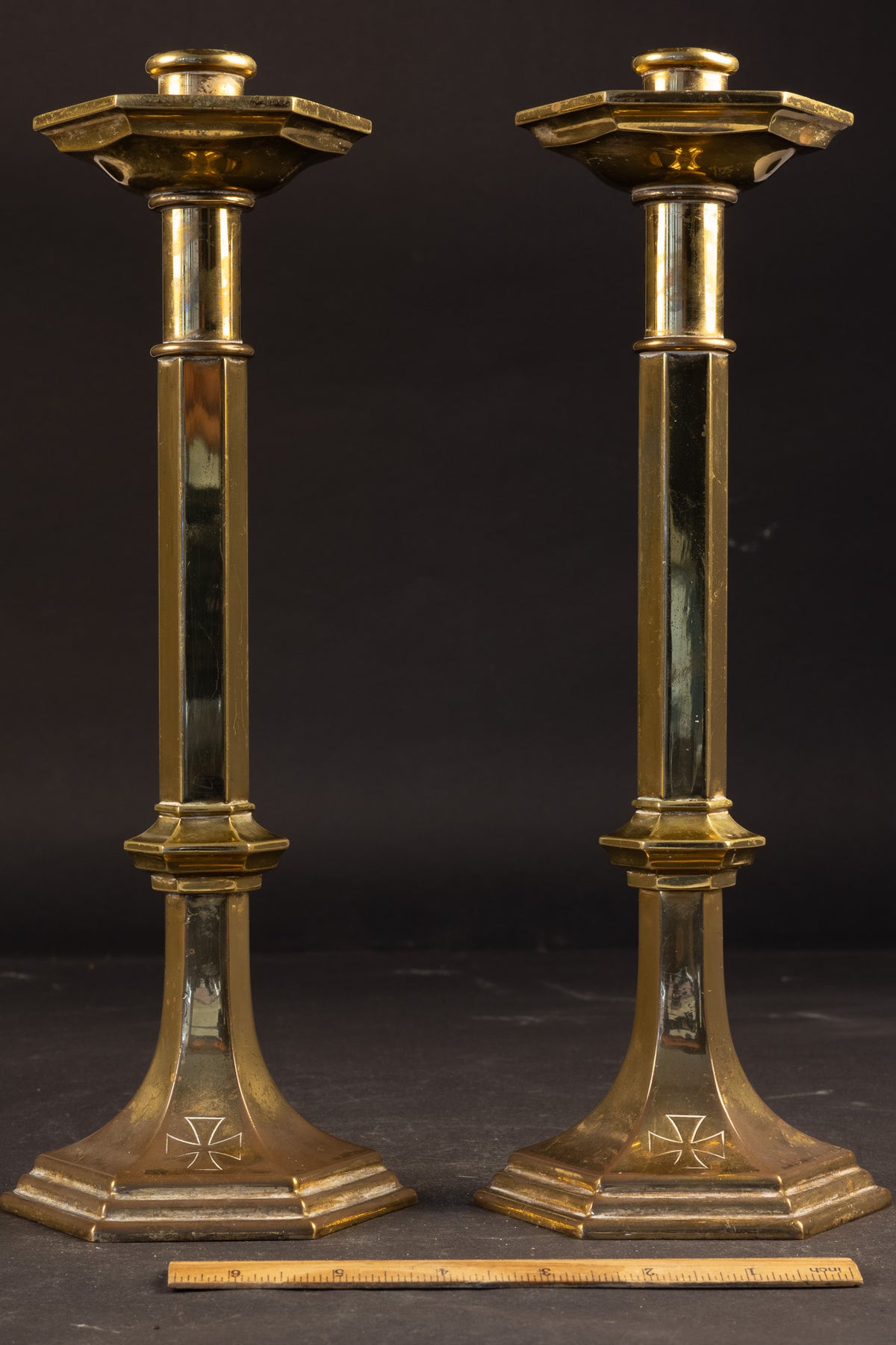 Seltenes Paar britischer Militär-Altarleuchter – War Department (WD) & King’s Crown, ca. 1915–1930