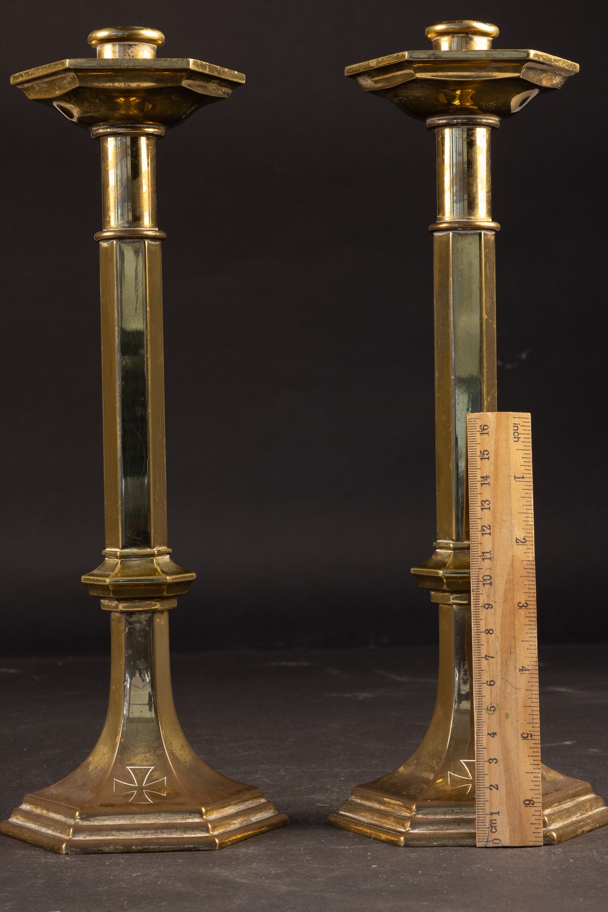 Seltenes Paar britischer Militär-Altarleuchter – War Department (WD) & King’s Crown, ca. 1915–1930