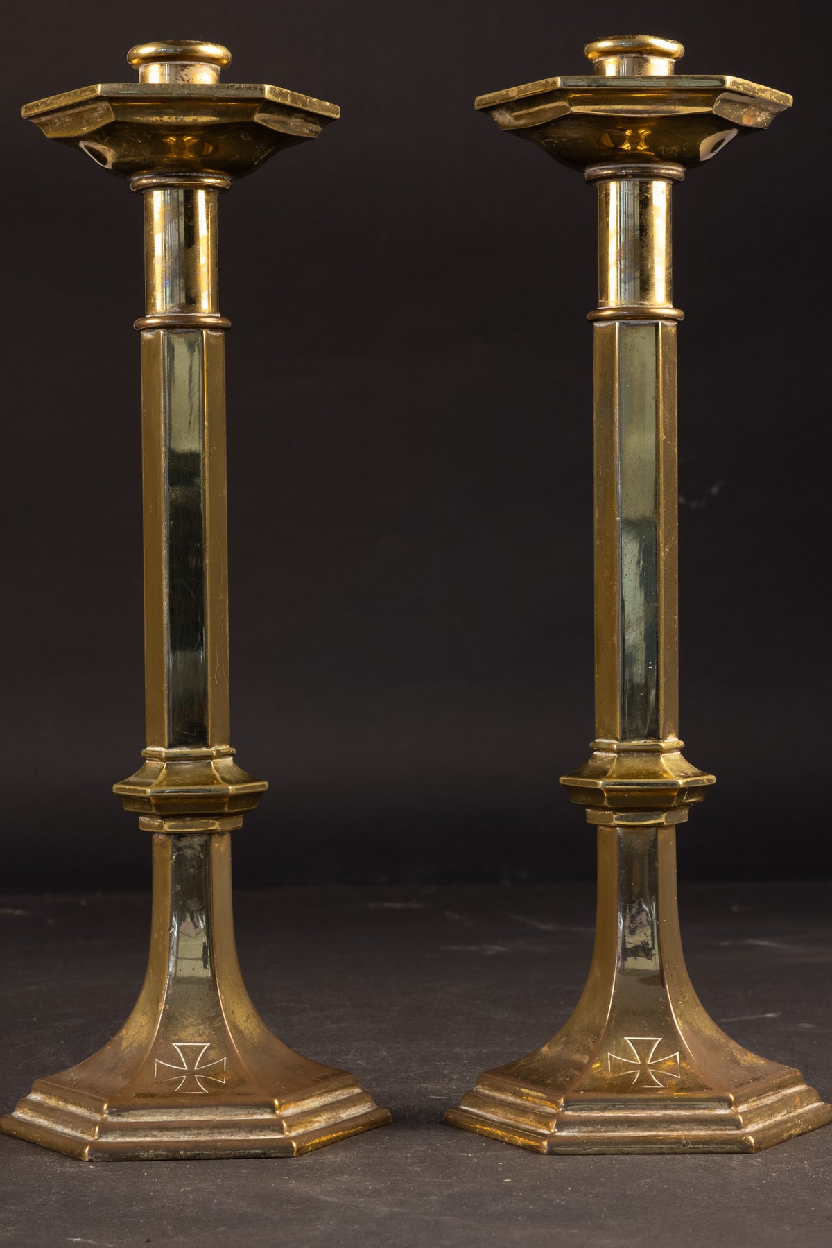 Seltenes Paar britischer Militär-Altarleuchter – War Department (WD) & King’s Crown, ca. 1915–1930