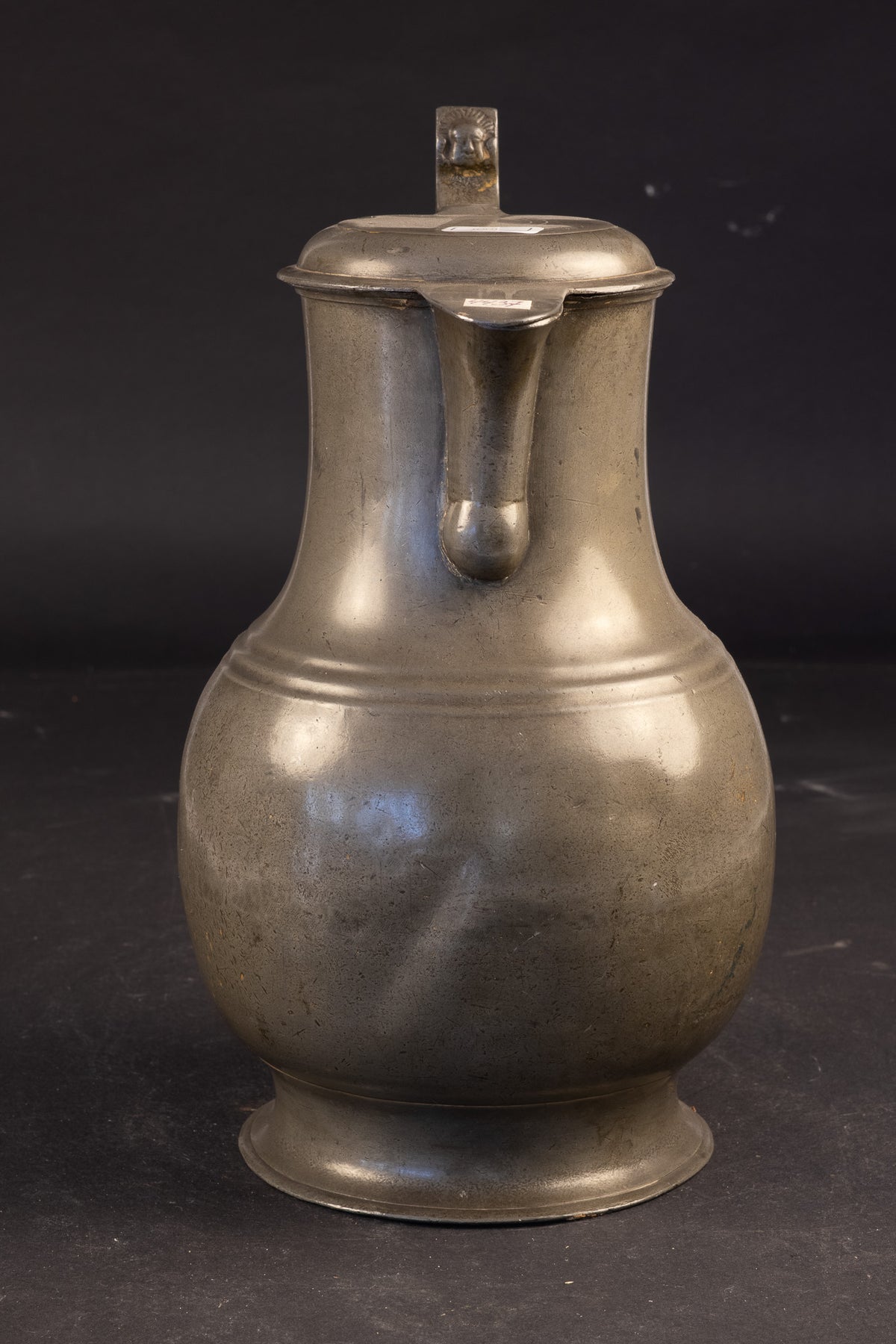 Grote antieke tinnen engelenkan met sneb – Cherubijnkopje – Maas-Rijngebied / Luik / Maastricht – ca. 1780-1820 (28 cm / 1,55 kg)