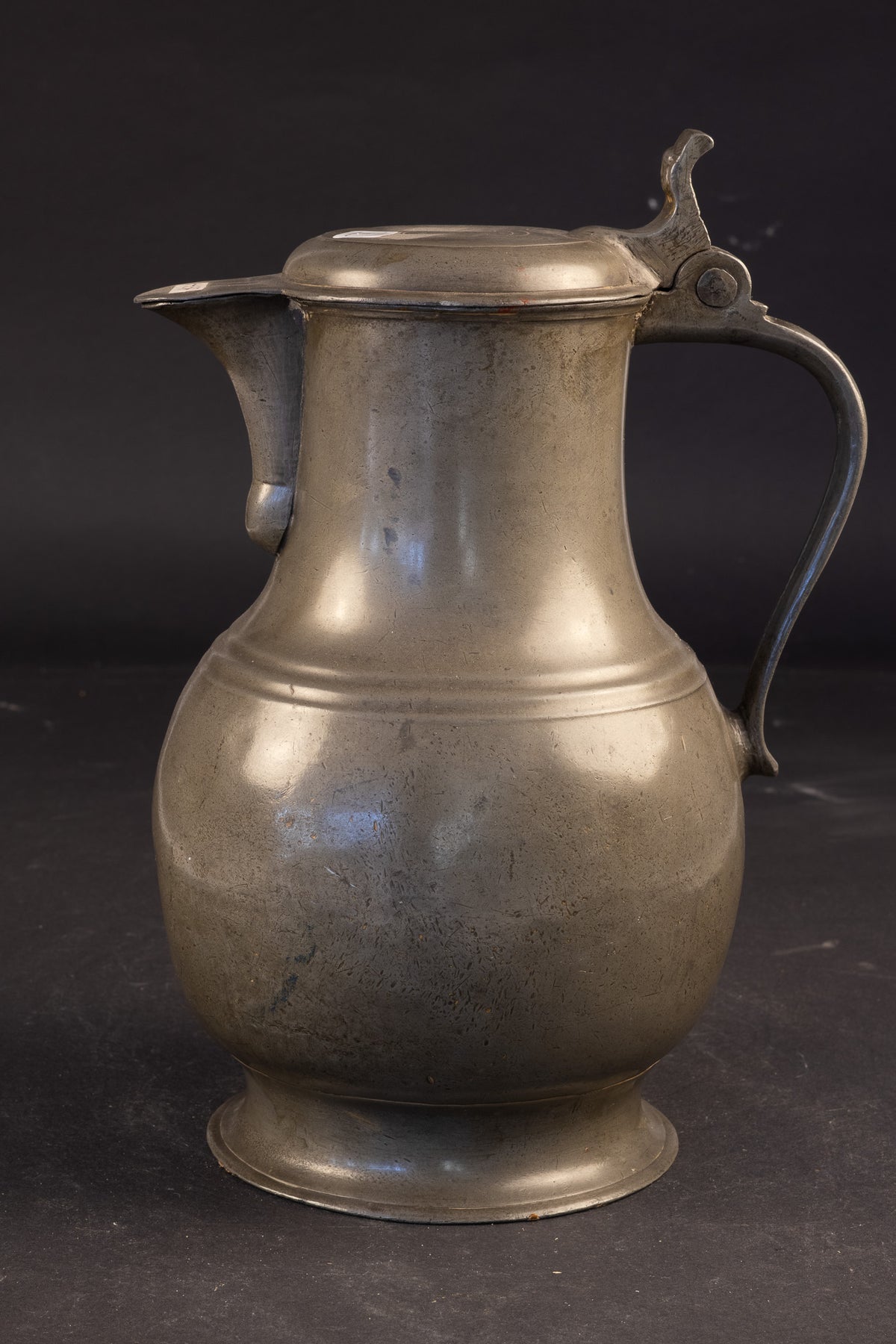 Grote antieke tinnen engelenkan met sneb – Cherubijnkopje – Maas-Rijngebied / Luik / Maastricht – ca. 1780-1820 (28 cm / 1,55 kg)