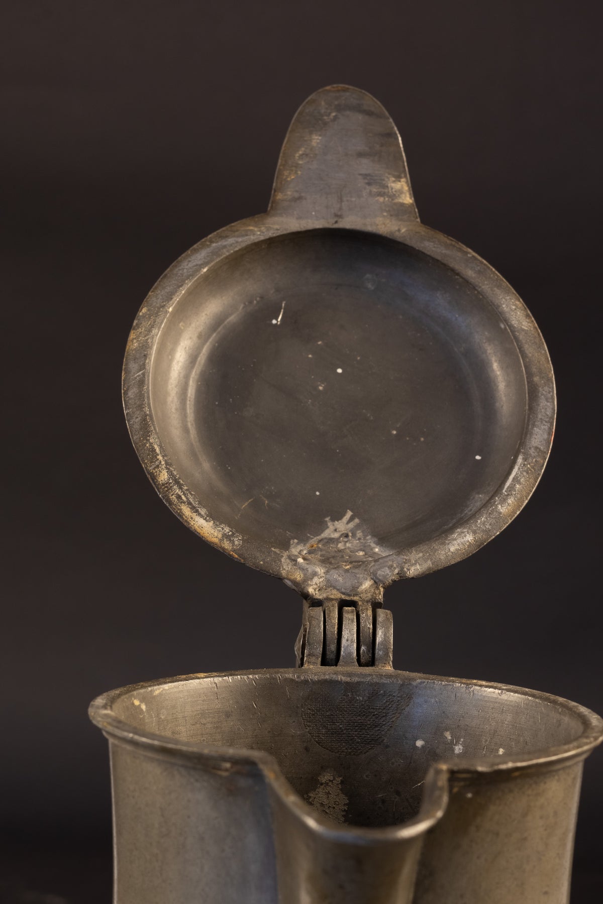Grote antieke tinnen engelenkan met sneb – Cherubijnkopje – Maas-Rijngebied / Luik / Maastricht – ca. 1780-1820 (28 cm / 1,55 kg)