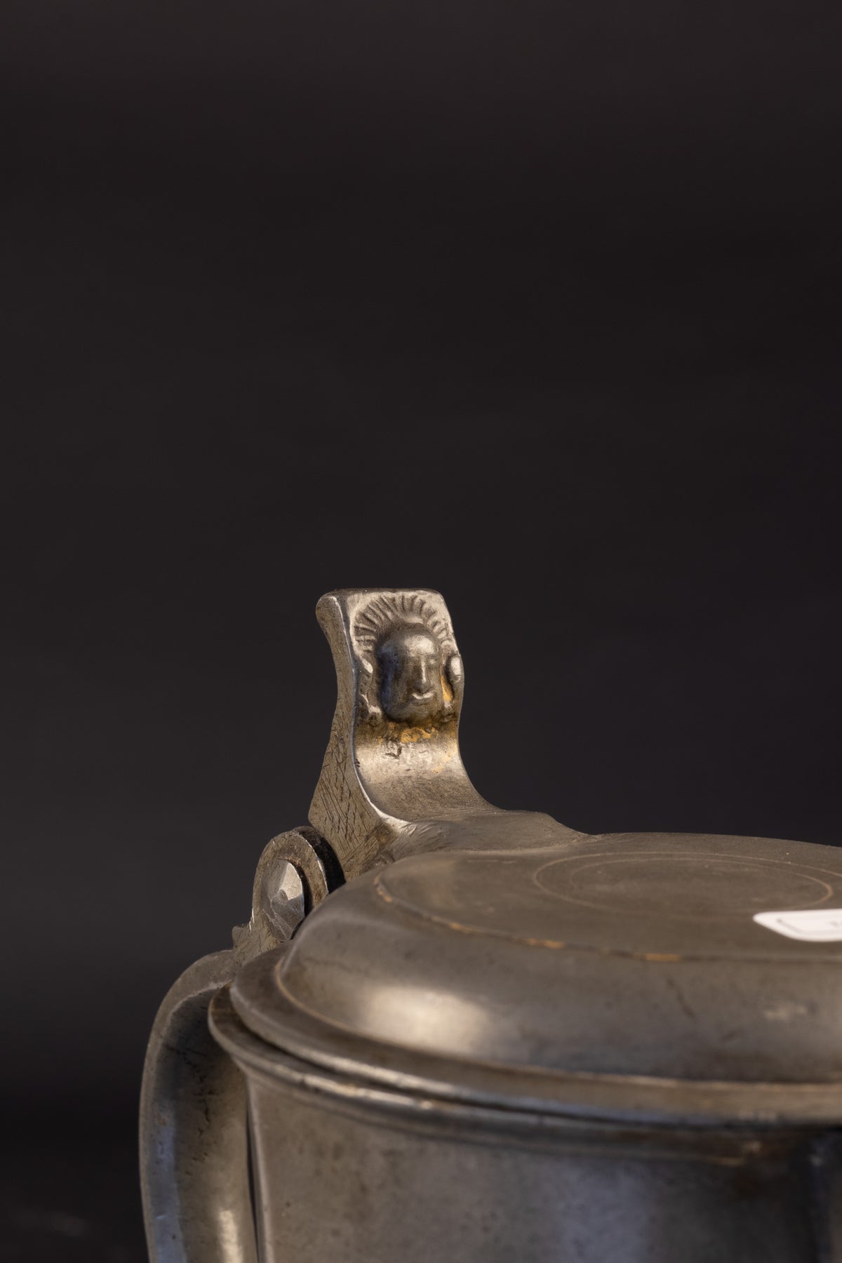 Grote antieke tinnen engelenkan met sneb – Cherubijnkopje – Maas-Rijngebied / Luik / Maastricht – ca. 1780-1820 (28 cm / 1,55 kg)