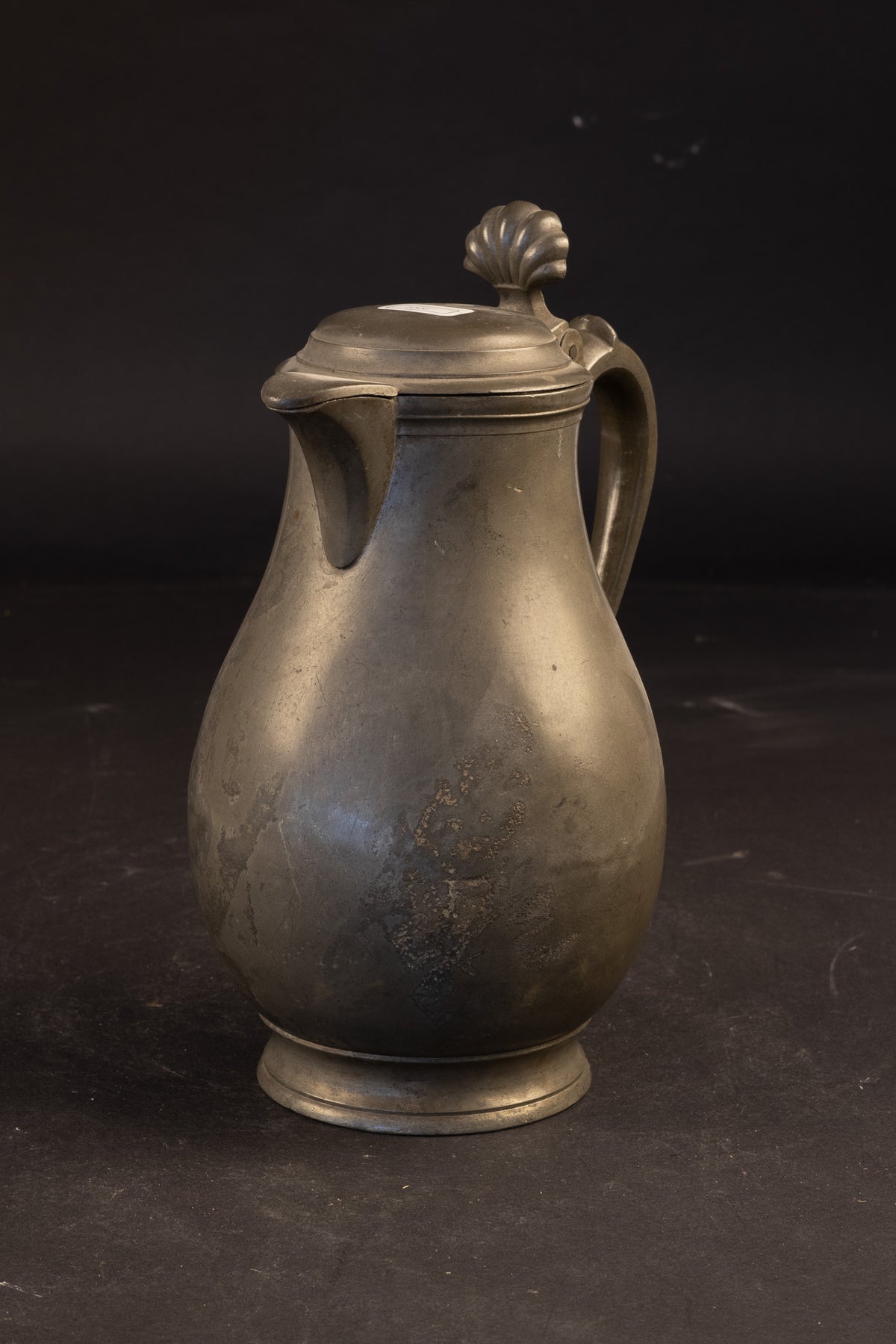 Fraaie 18e-eeuwse tinnen schenkkan met schelpduimrust – Brussel – ca. 1770–1800