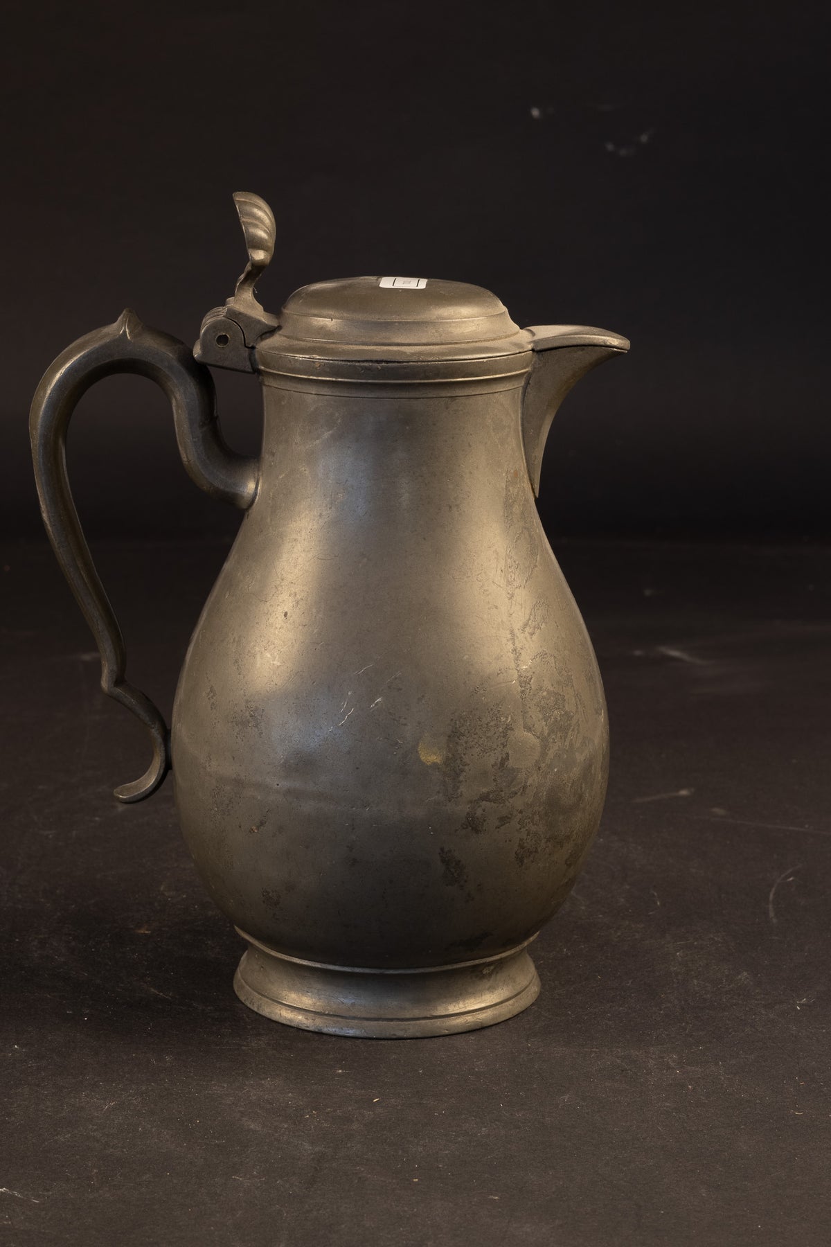 Fraaie 18e-eeuwse tinnen schenkkan met schelpduimrust – Brussel – ca. 1770–1800