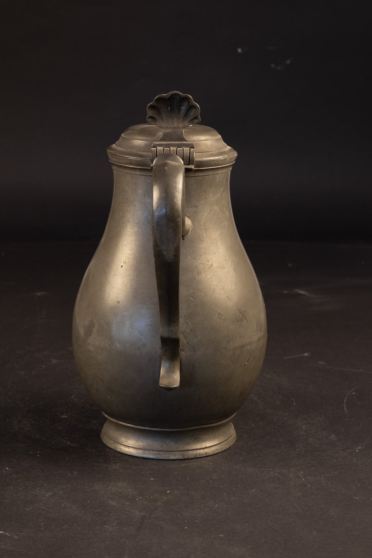 Fraaie 18e-eeuwse tinnen schenkkan met schelpduimrust – Brussel – ca. 1770–1800