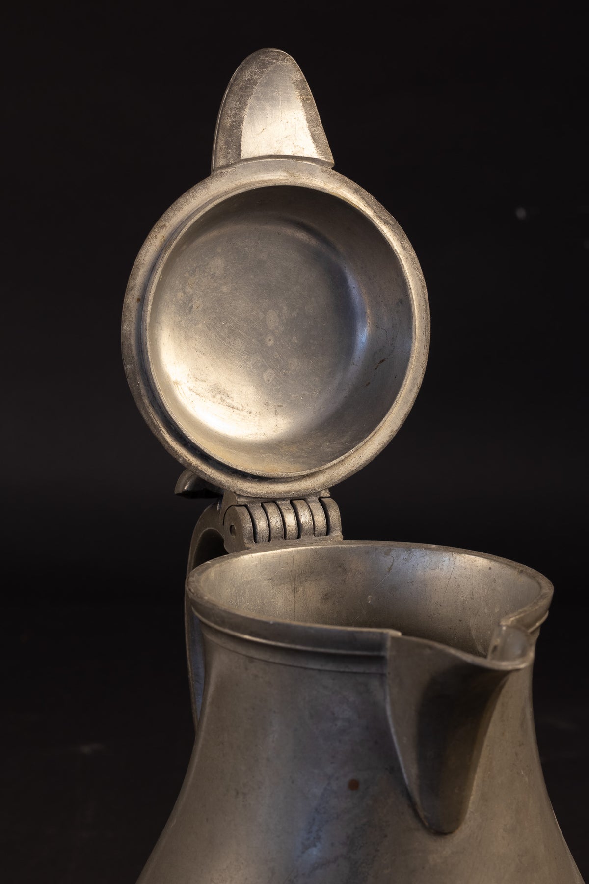 Fraaie 18e-eeuwse tinnen schenkkan met schelpduimrust – Brussel – ca. 1770–1800