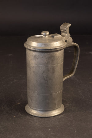 Duitsland – Antieke zware tinnen dekselpul / maatkan met gekroond meestermerk "D.R" en eigenaarsgravure – Ca. 1780–1820