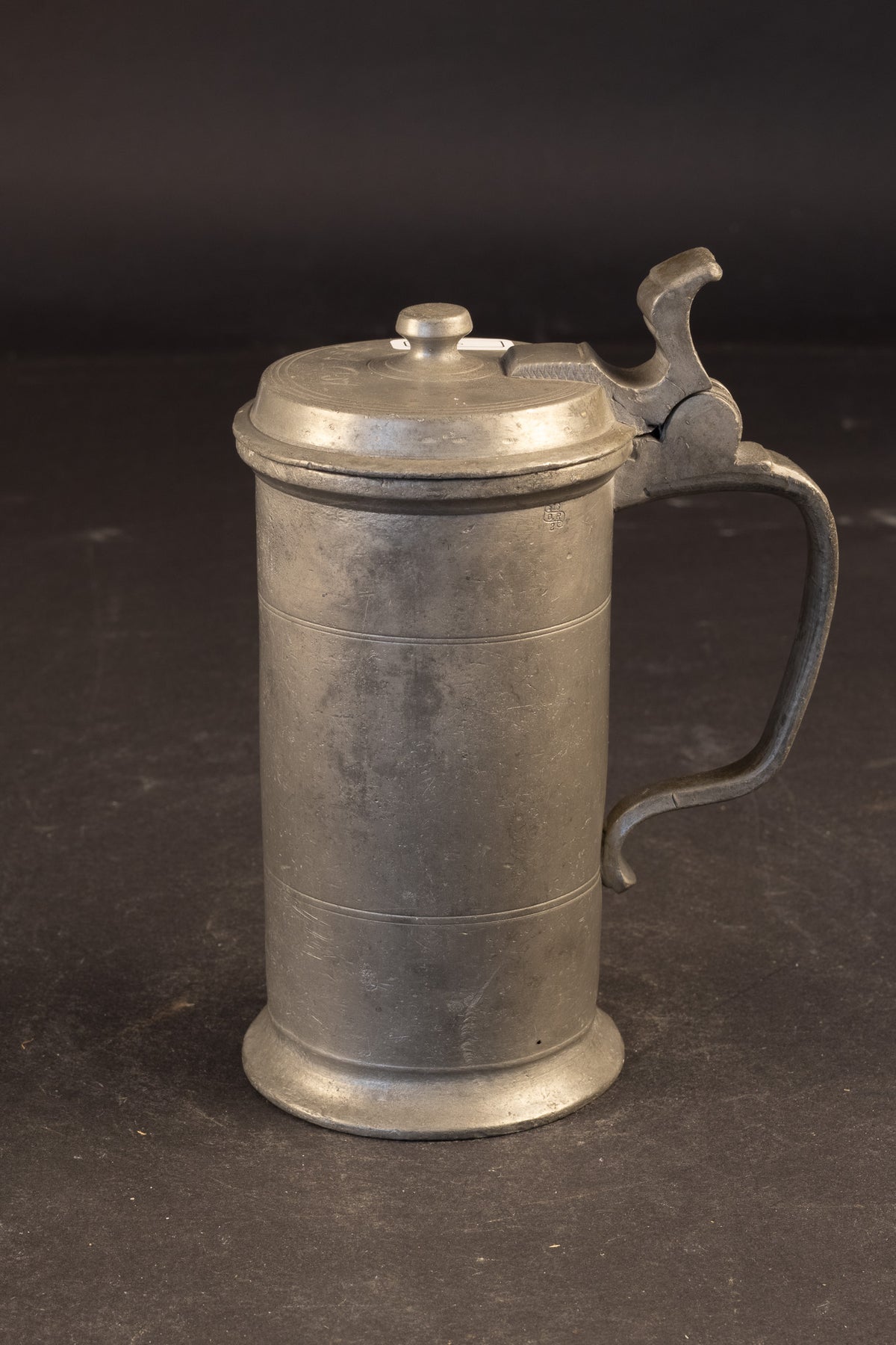 Duitsland – Antieke zware tinnen dekselpul / maatkan met gekroond meestermerk "D.R" en eigenaarsgravure – Ca. 1780–1820