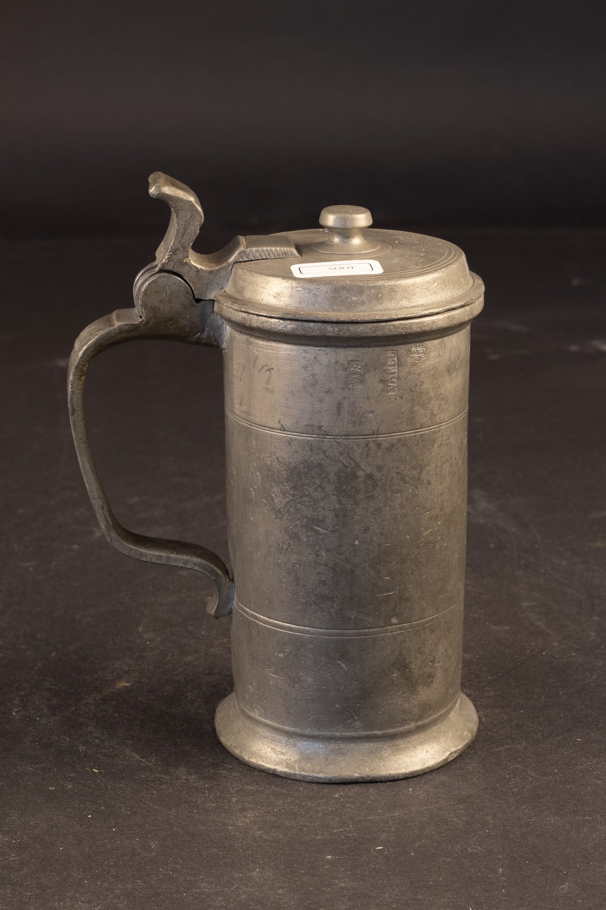 Duitsland – Antieke zware tinnen dekselpul / maatkan met gekroond meestermerk "D.R" en eigenaarsgravure – Ca. 1780–1820