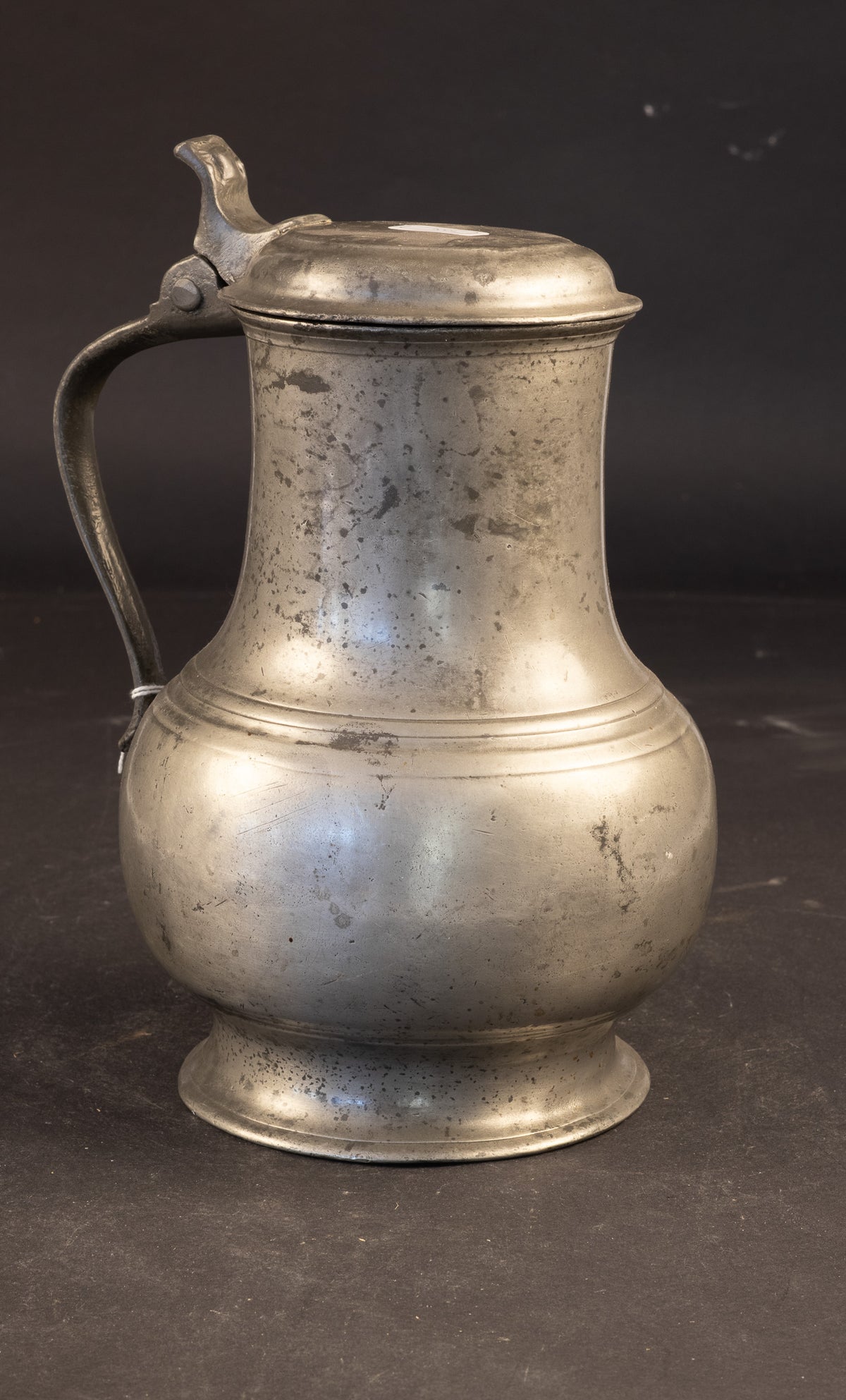 Schwerer Deckelkanne / Kännchen aus Zinn aus dem 18. Jahrhundert – Maasland / Lüttich / Maastricht – ca. 1730-1760 (1371 g)