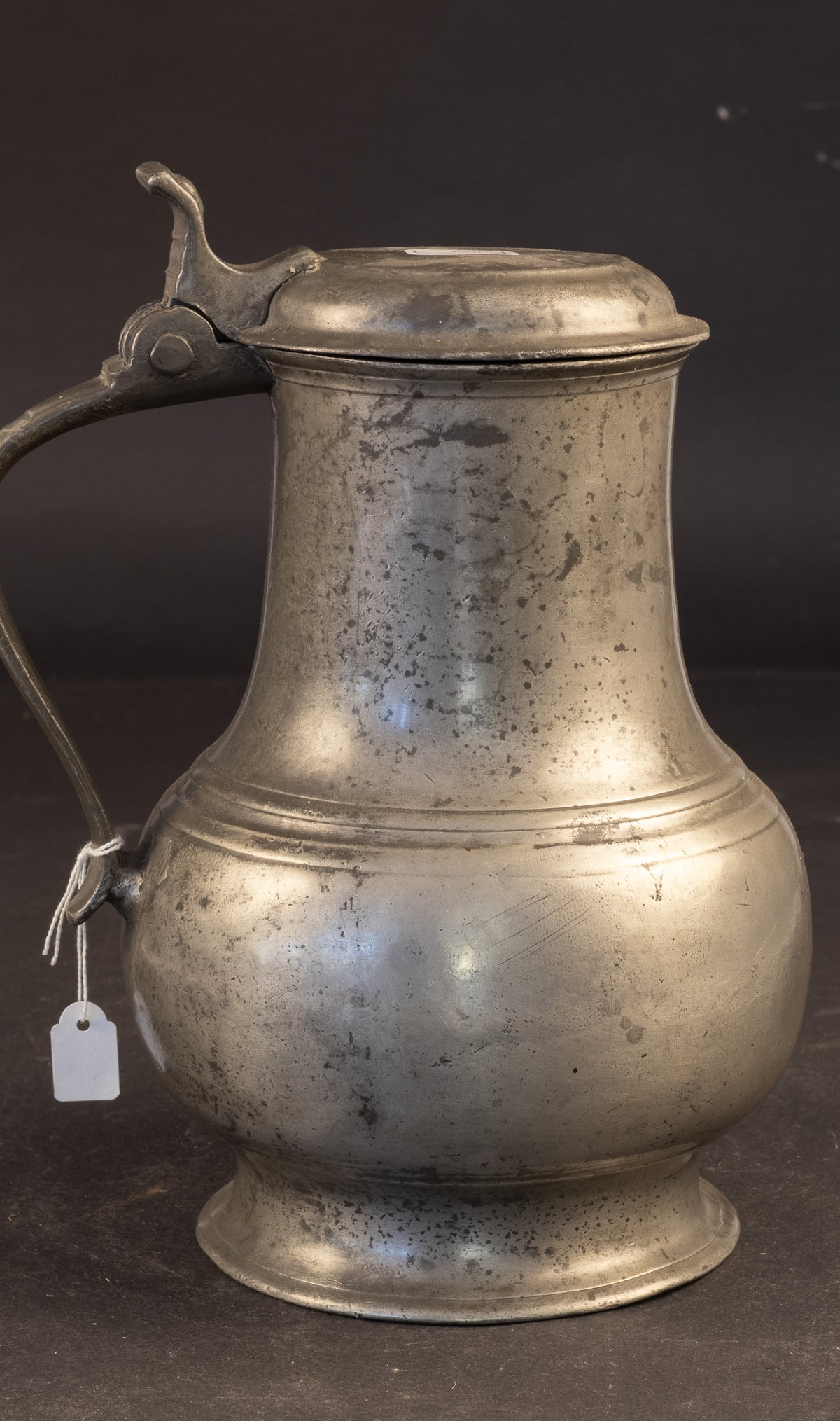 Schwerer Deckelkanne / Kännchen aus Zinn aus dem 18. Jahrhundert – Maasland / Lüttich / Maastricht – ca. 1730-1760 (1371 g)