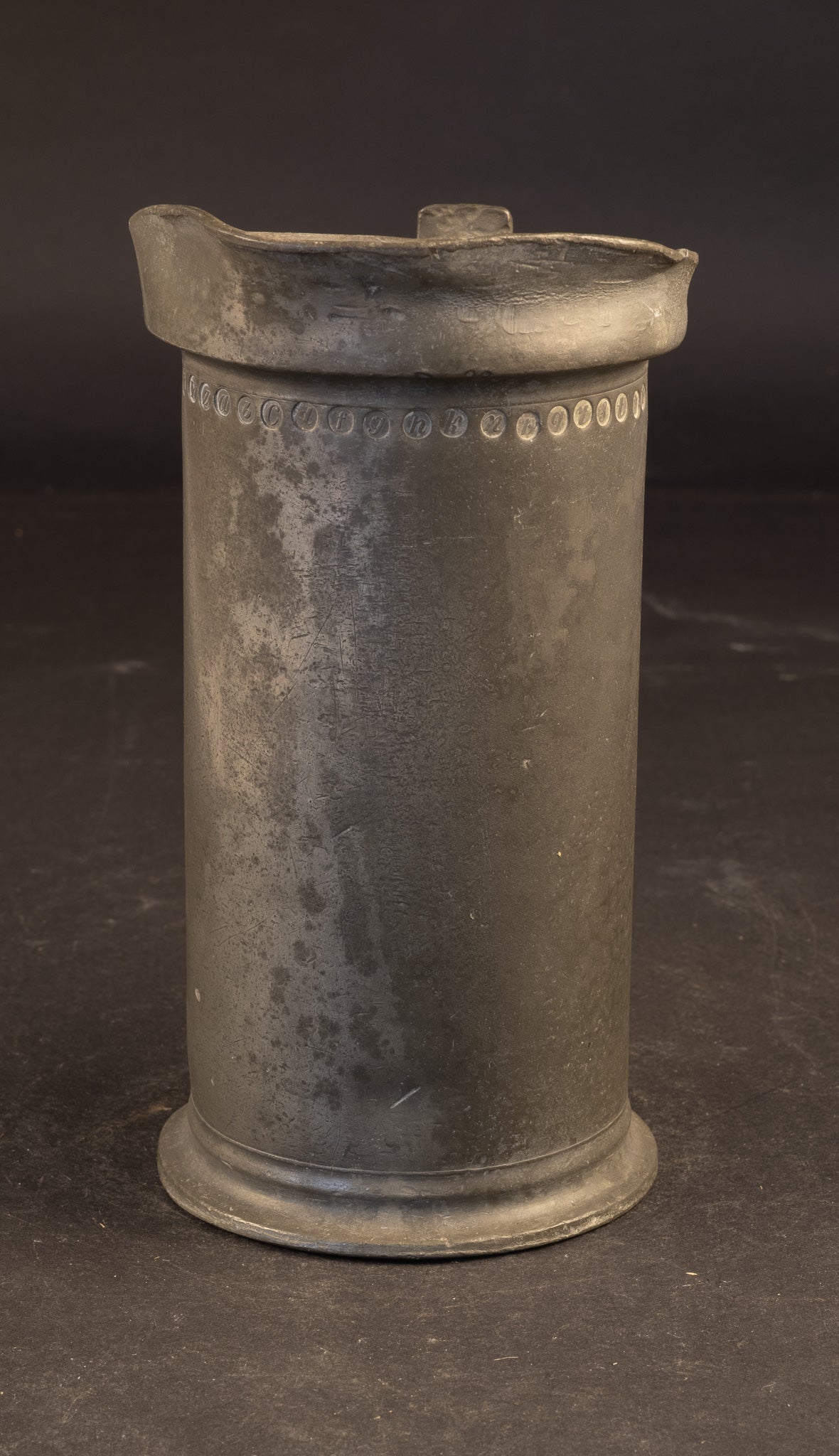 Schwerer 1-Liter-Ausgießkrug / Milchkrug aus Zinn – Arnoldus Martinus Medler, Den Haag – ca. 1860–1880 (1478 g)