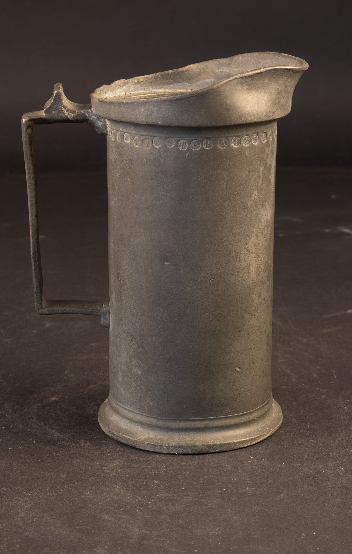 Schwerer 1-Liter-Ausgießkrug / Milchkrug aus Zinn – Arnoldus Martinus Medler, Den Haag – ca. 1860–1880 (1478 g)