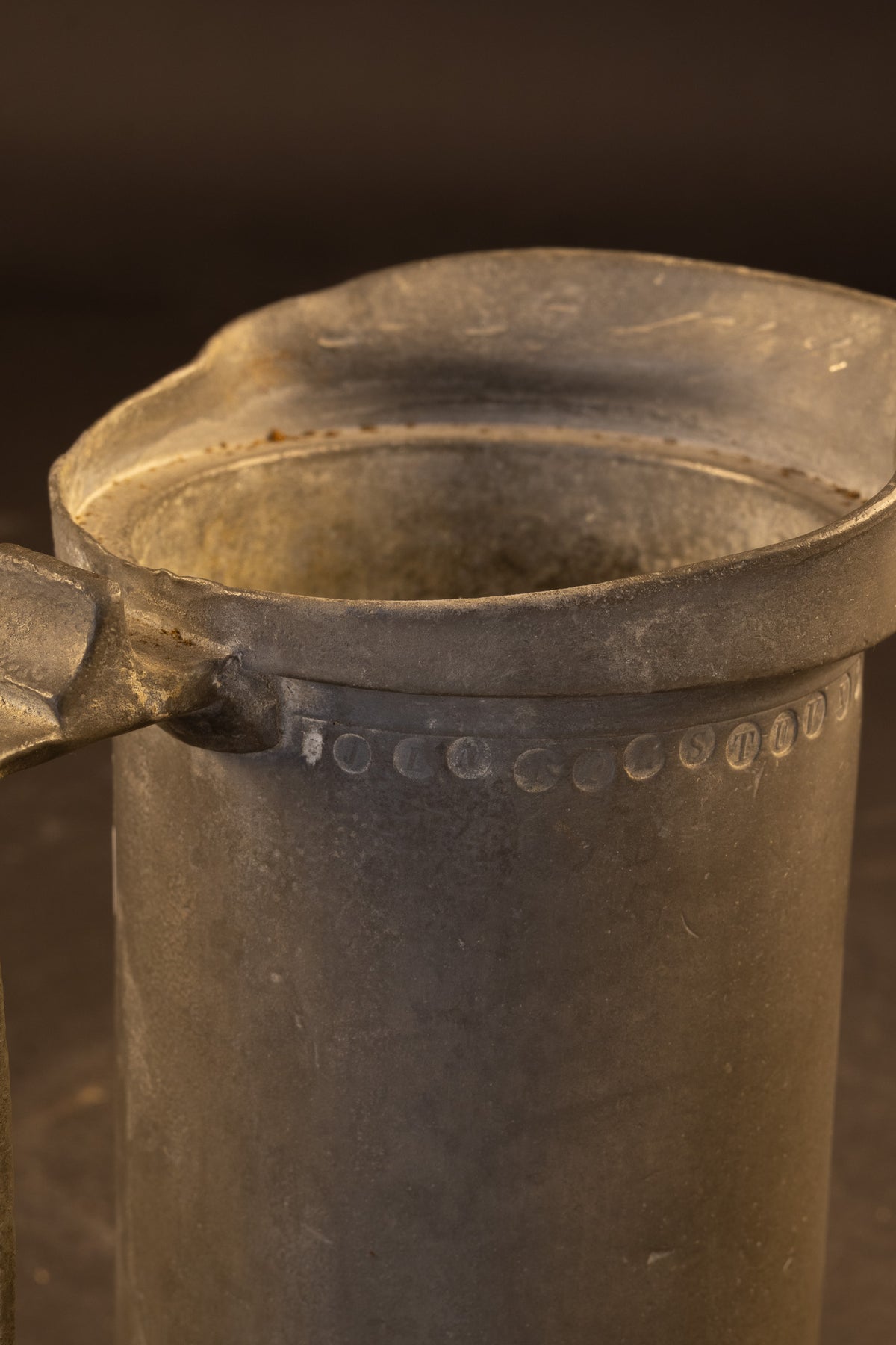 Schwerer 1-Liter-Ausgießkrug / Milchkrug aus Zinn – Arnoldus Martinus Medler, Den Haag – ca. 1860–1880 (1478 g)