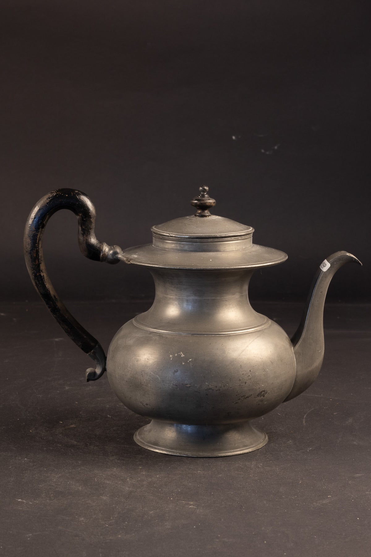 Antiker schwerer Zinn-Krug / Kaffeekrug mit ebonisiertem Holzgriff und Pseudo-Silbermarken – ca. 1790–1820