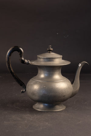 Antiker schwerer Zinn-Krug / Kaffeekrug mit ebonisiertem Holzgriff und Pseudo-Silbermarken – ca. 1790–1820