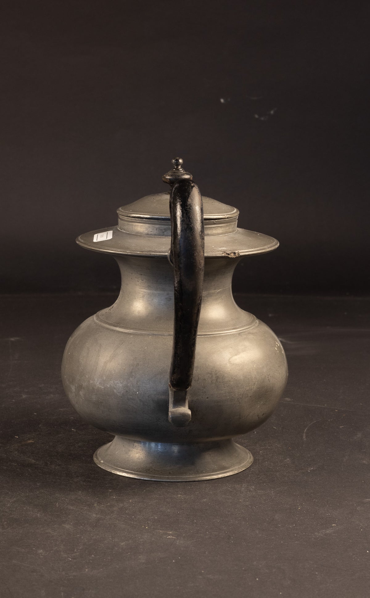 Antiker schwerer Zinn-Krug / Kaffeekrug mit ebonisiertem Holzgriff und Pseudo-Silbermarken – ca. 1790–1820