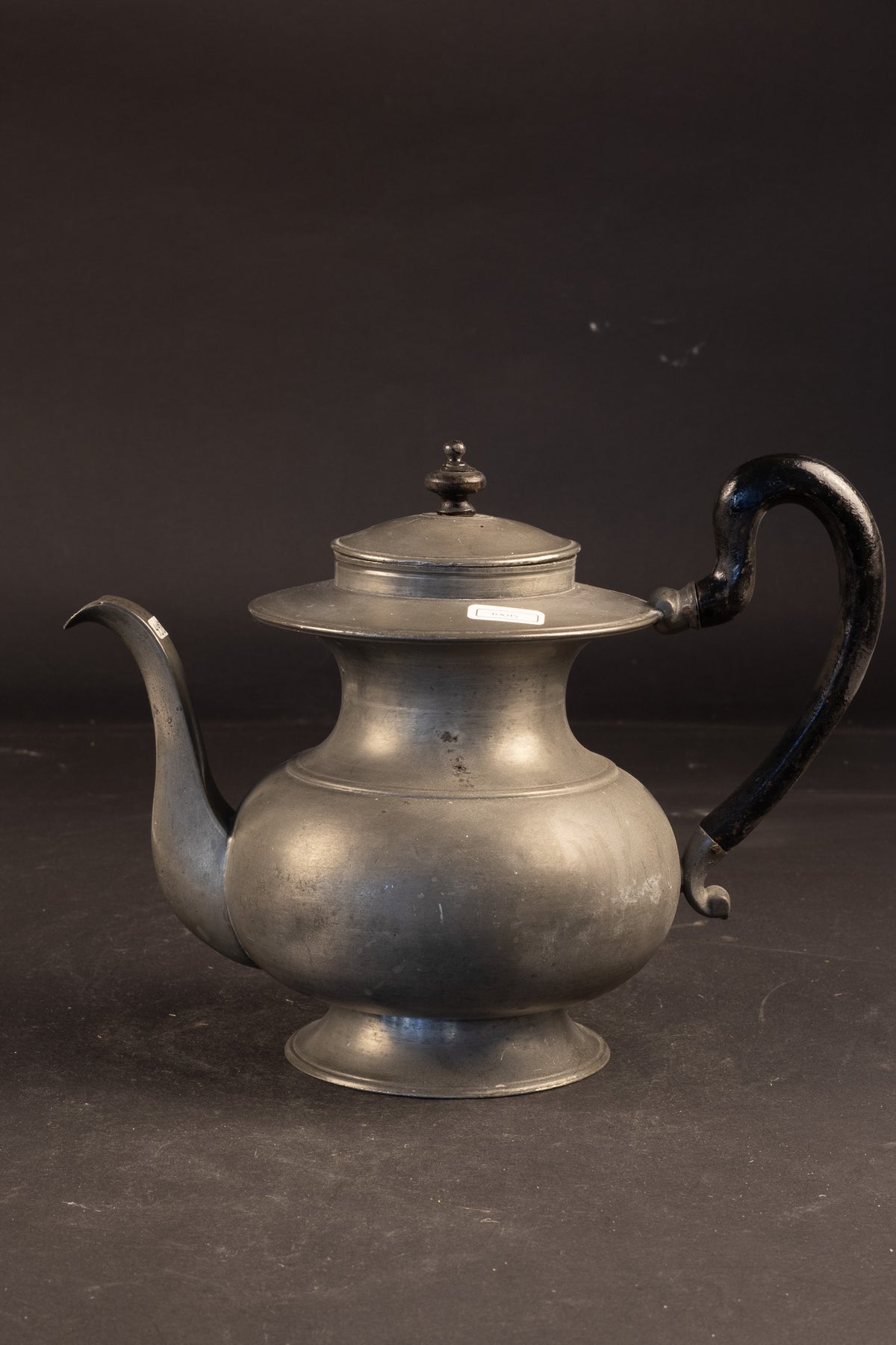 Antiker schwerer Zinn-Krug / Kaffeekrug mit ebonisiertem Holzgriff und Pseudo-Silbermarken – ca. 1790–1820