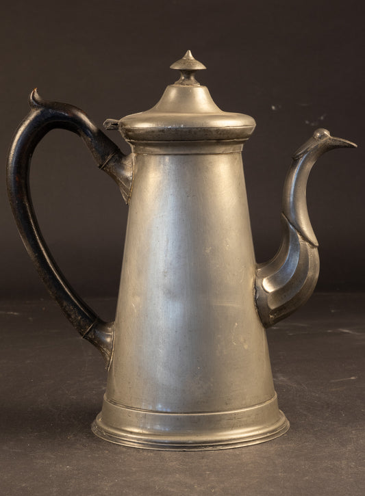 Monumentale antieke tinnen snavelkan / koffiekan met ebonieten/houten greep – Vroeg Empire / Directoire – Noordwest-Europa – ca. 1790–1810 (28 cm / 1283 g)
