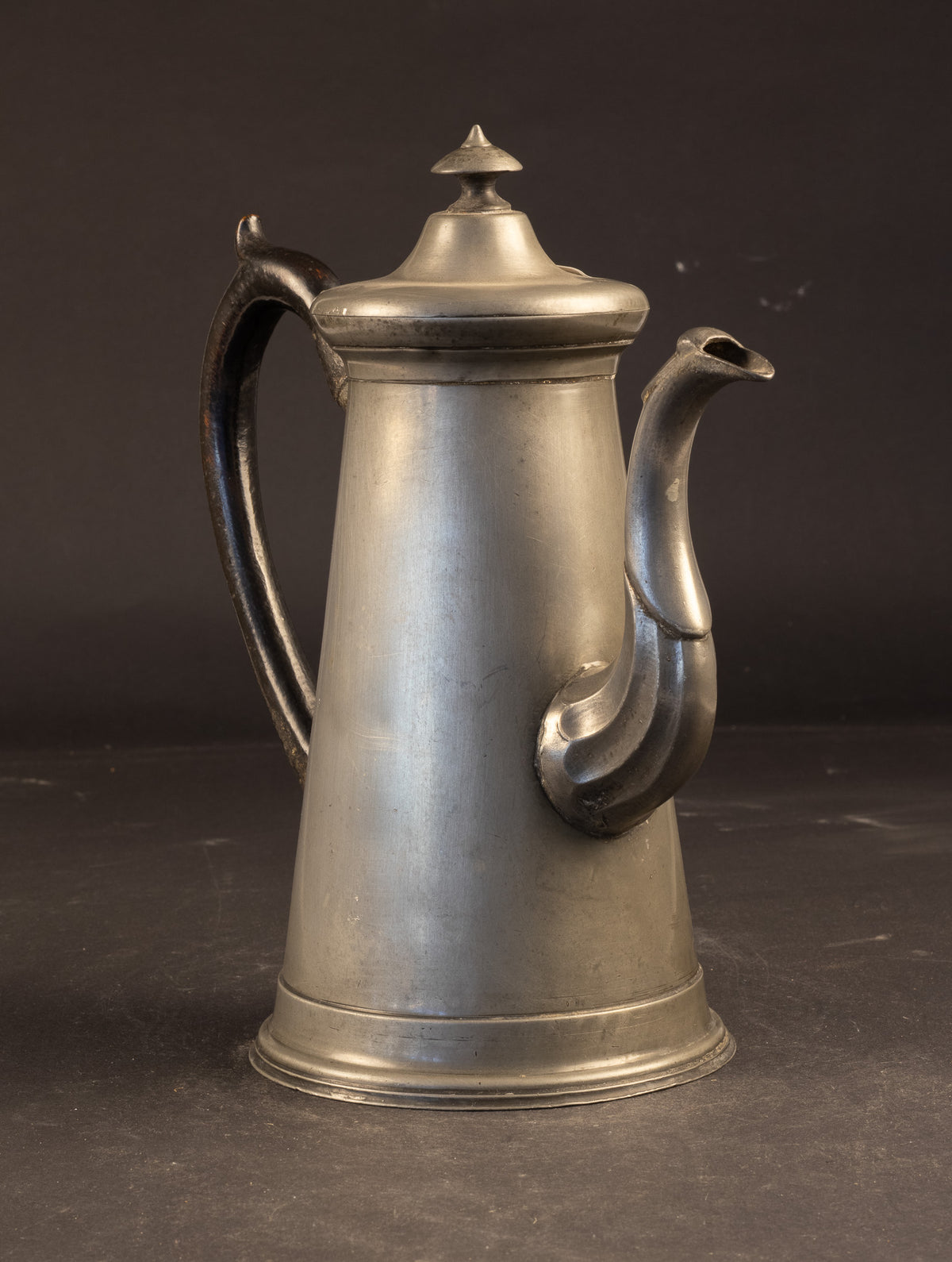 Monumentale antike Schnabelkanne / Kaffeekanne aus Zinn mit Ebonit-/Holzgriff – Frühes Empire / Direktionsstil – Nordwesteuropa – ca. 1790–1810 (28 cm / 1283 g)