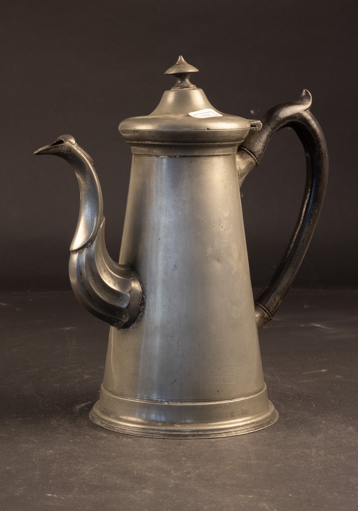 Monumentale antike Schnabelkanne / Kaffeekanne aus Zinn mit Ebonit-/Holzgriff – Frühes Empire / Direktionsstil – Nordwesteuropa – ca. 1790–1810 (28 cm / 1283 g)
