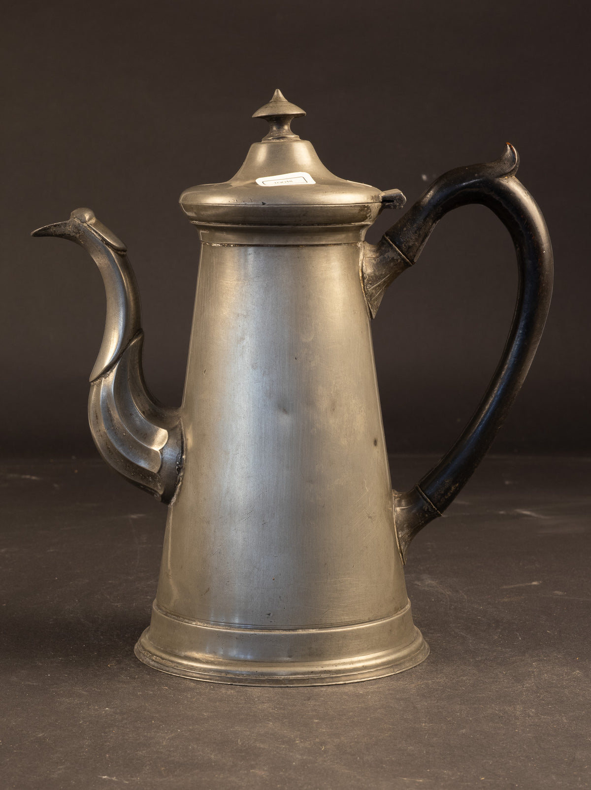 Monumentale antike Schnabelkanne / Kaffeekanne aus Zinn mit Ebonit-/Holzgriff – Frühes Empire / Direktionsstil – Nordwesteuropa – ca. 1790–1810 (28 cm / 1283 g)