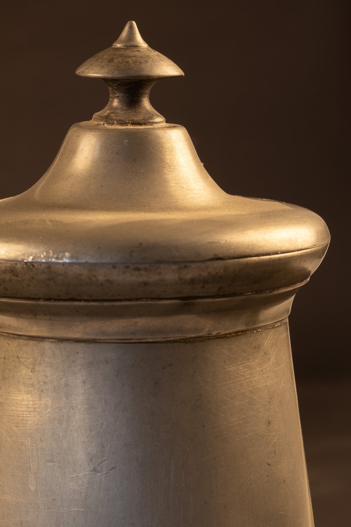 Monumentale antike Schnabelkanne / Kaffeekanne aus Zinn mit Ebonit-/Holzgriff – Frühes Empire / Direktionsstil – Nordwesteuropa – ca. 1790–1810 (28 cm / 1283 g)