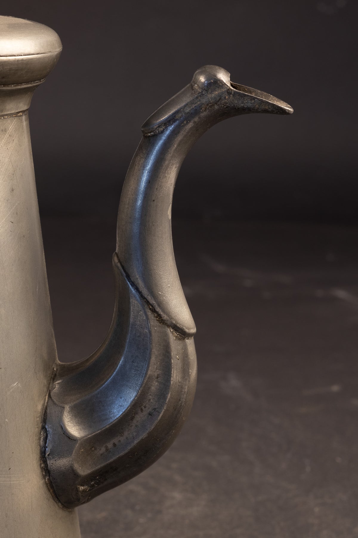 Monumentale antike Schnabelkanne / Kaffeekanne aus Zinn mit Ebonit-/Holzgriff – Frühes Empire / Direktionsstil – Nordwesteuropa – ca. 1790–1810 (28 cm / 1283 g)