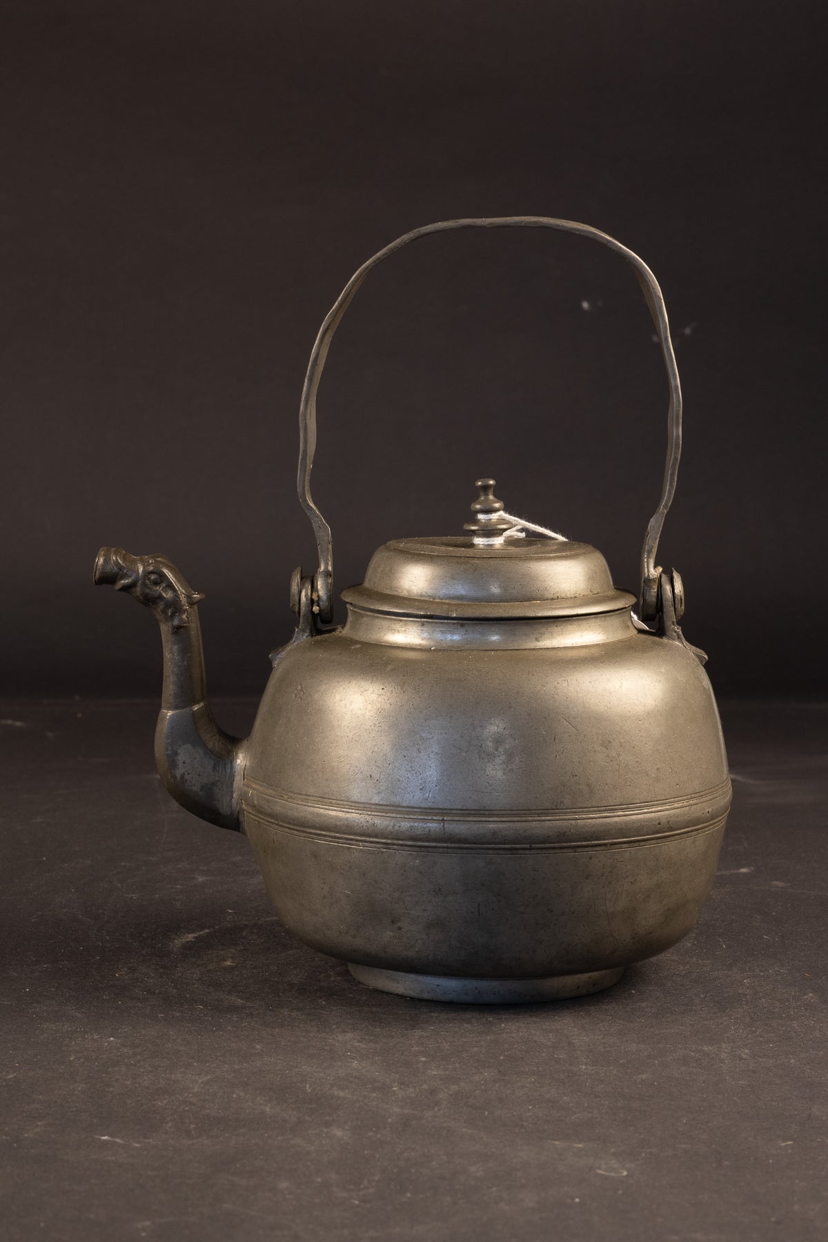 Seltene schwere Teekanne aus Zinn aus dem 18. Jahrhundert mit Drachenkopf-Ausguss – Paul Friedrich Ebert, Auerbach (Sachsen), ca. 1760–1780