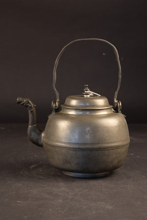 Seltene schwere Teekanne aus Zinn aus dem 18. Jahrhundert mit Drachenkopf-Ausguss – Paul Friedrich Ebert, Auerbach (Sachsen), ca. 1760–1780