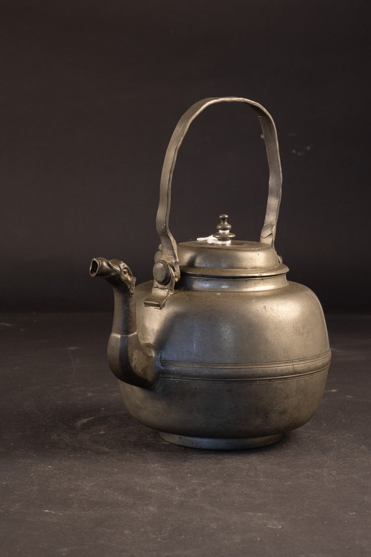 Seltene schwere Teekanne aus Zinn aus dem 18. Jahrhundert mit Drachenkopf-Ausguss – Paul Friedrich Ebert, Auerbach (Sachsen), ca. 1760–1780