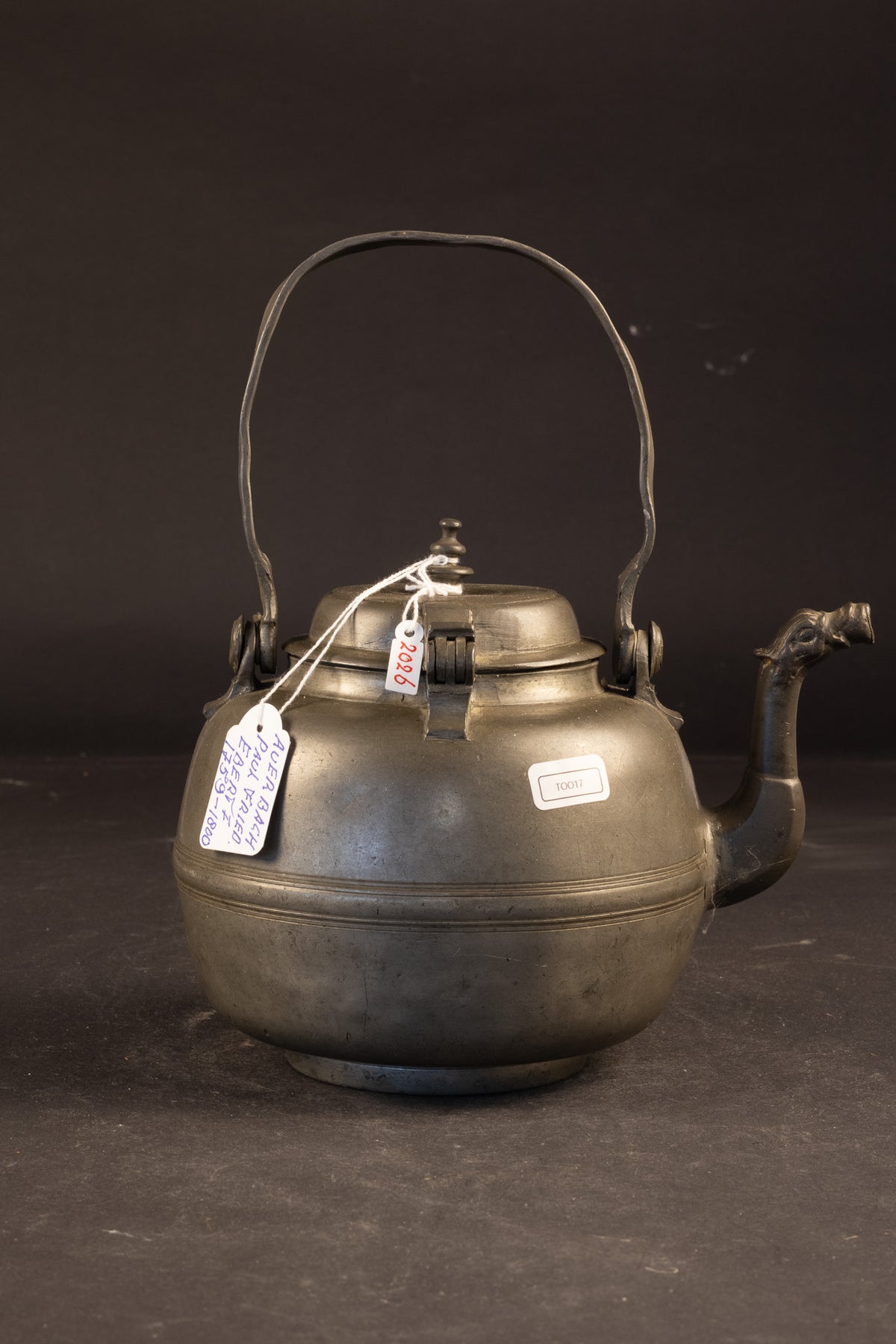 Seltene schwere Teekanne aus Zinn aus dem 18. Jahrhundert mit Drachenkopf-Ausguss – Paul Friedrich Ebert, Auerbach (Sachsen), ca. 1760–1780