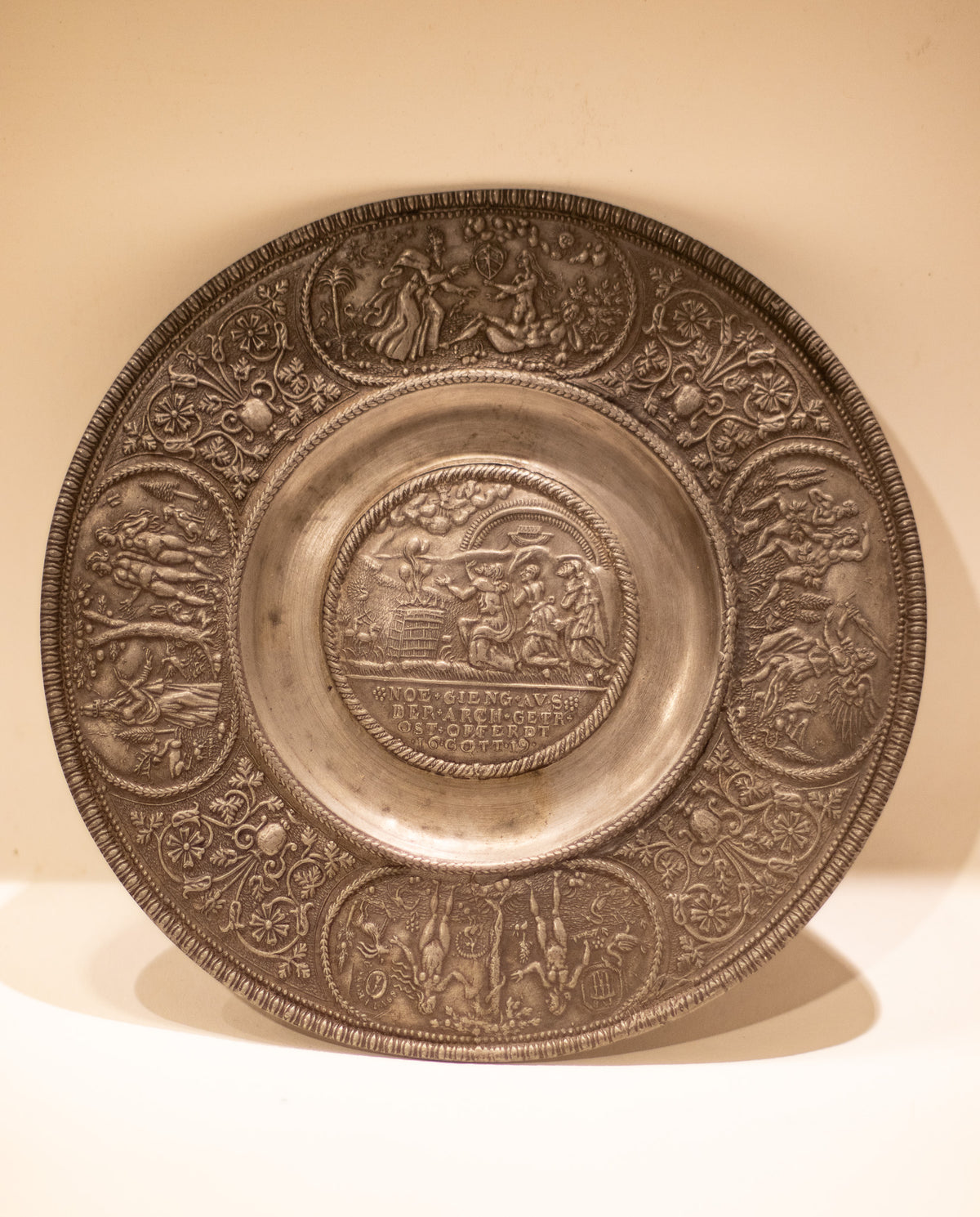 Seltene Reliefschale aus Zinn („Noahteller“ / Edelzinn-Teller) – datiert 1619, nach Hans Spatz (Nürnberg), 17. / frühes 18. Jahrhundert