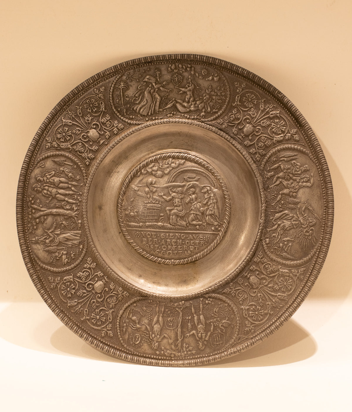 Seltene Reliefschale aus Zinn („Noahteller“ / Edelzinn-Teller) – datiert 1619, nach Hans Spatz (Nürnberg), 17. / frühes 18. Jahrhundert