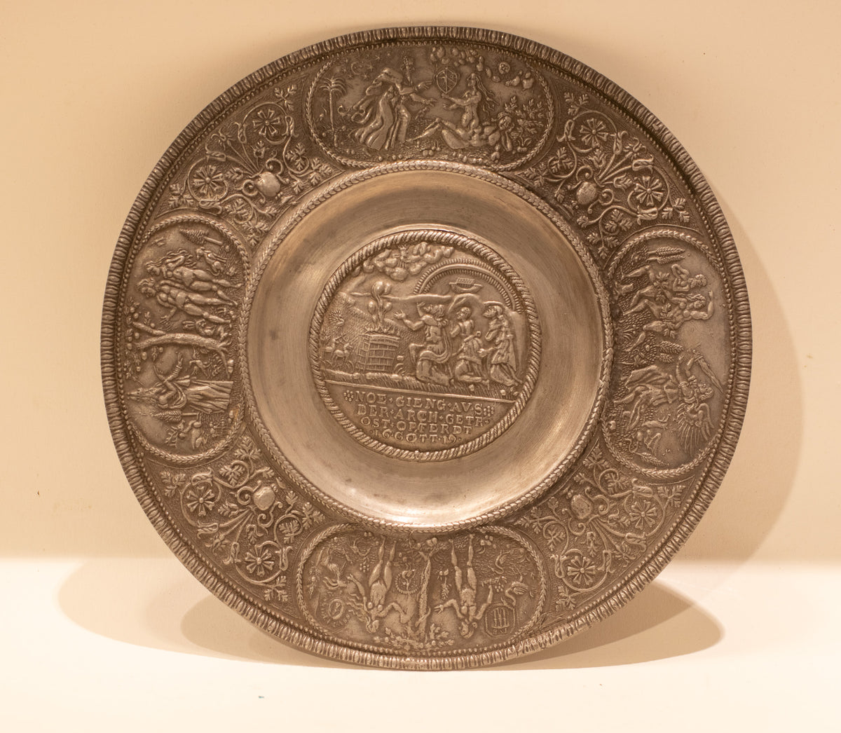 Seltene Reliefschale aus Zinn („Noahteller“ / Edelzinn-Teller) – datiert 1619, nach Hans Spatz (Nürnberg), 17. / frühes 18. Jahrhundert