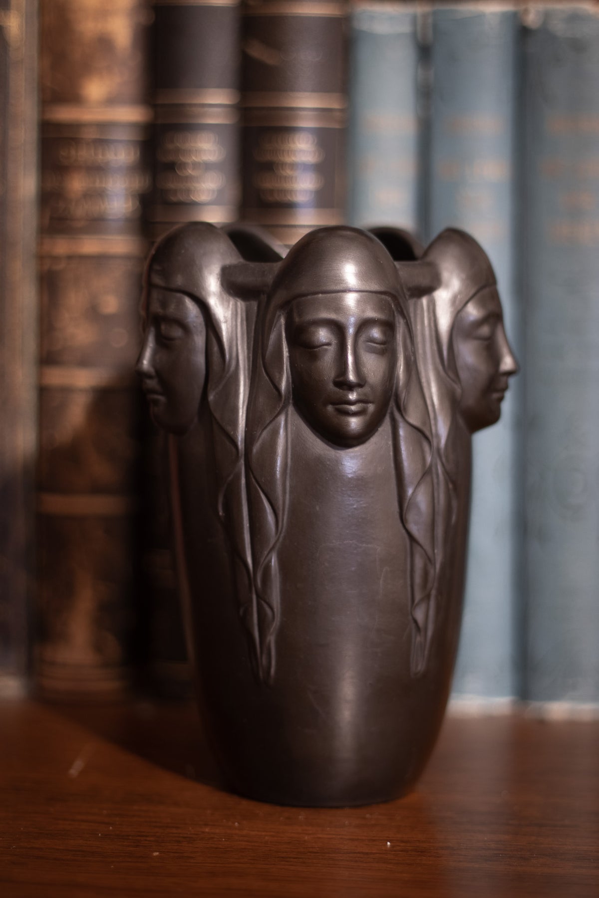 Zeldzame Deense Art Nouveau vaas met vrouwenhoofden – L. Hjorth Bornholm (model 792), ca. 1900–1914