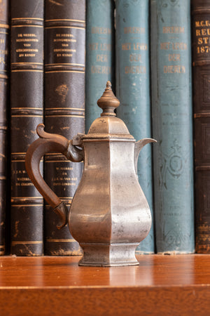 Zeskantige tinnen theekan met houten greep – Vroege 18e eeuw (ca. 1720–1740)