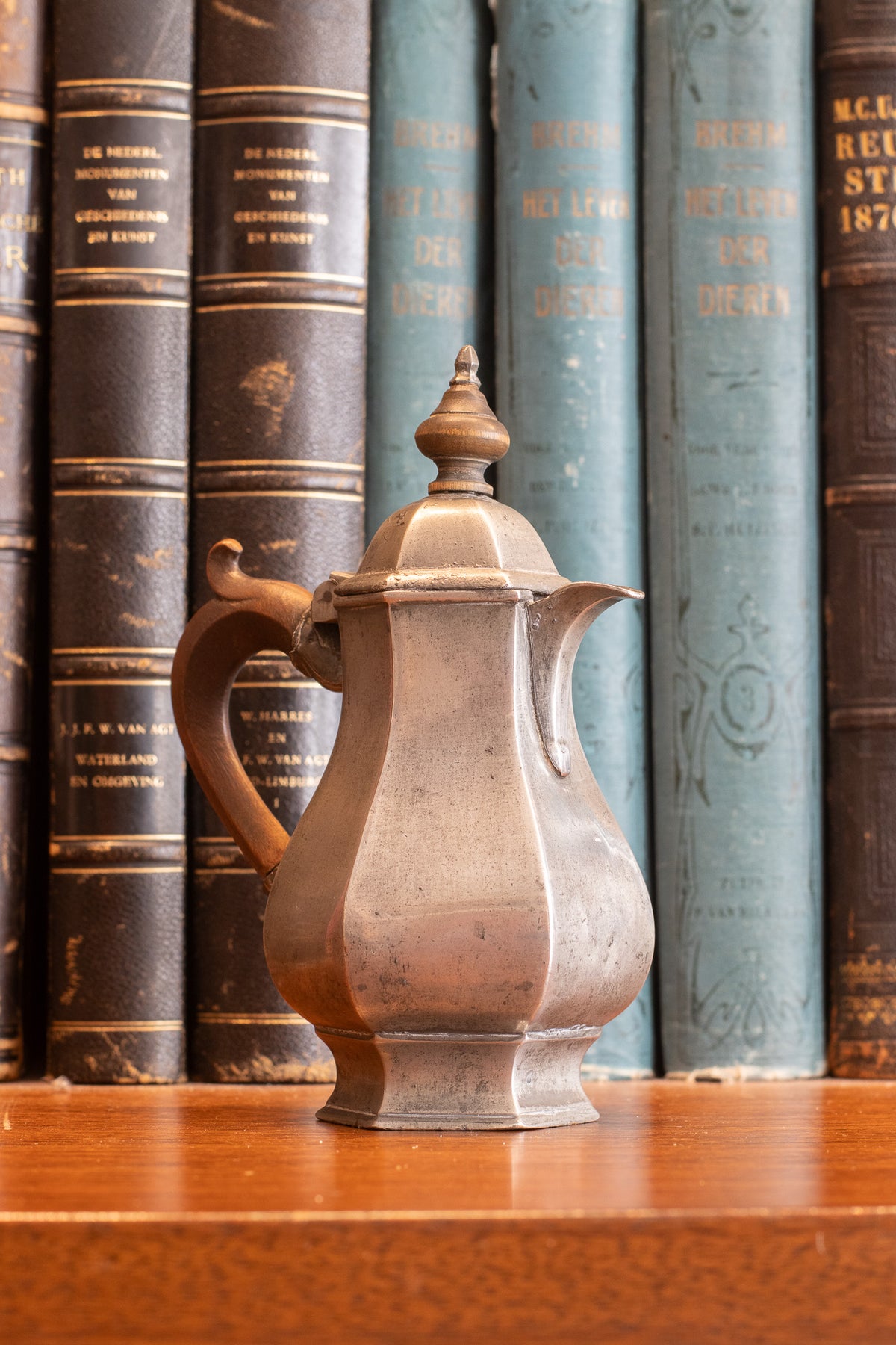 Zeskantige tinnen theekan met houten greep – Vroege 18e eeuw (ca. 1720–1740)