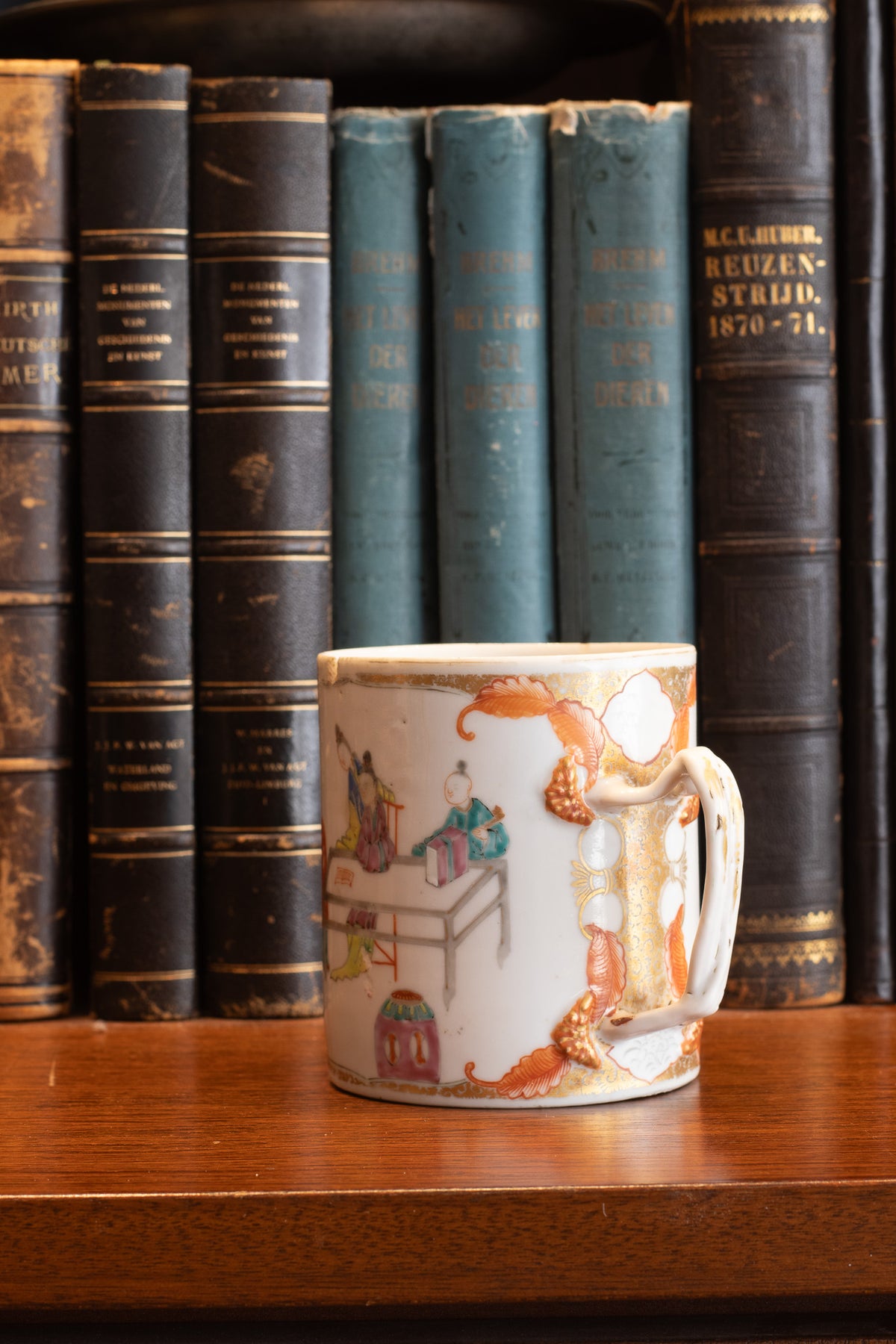 Chinees porseleinen pul (Tankard) met Mandarin-decor en Bianco-sopra-Bianco, Qianlong-periode (ca. 1765–1780)