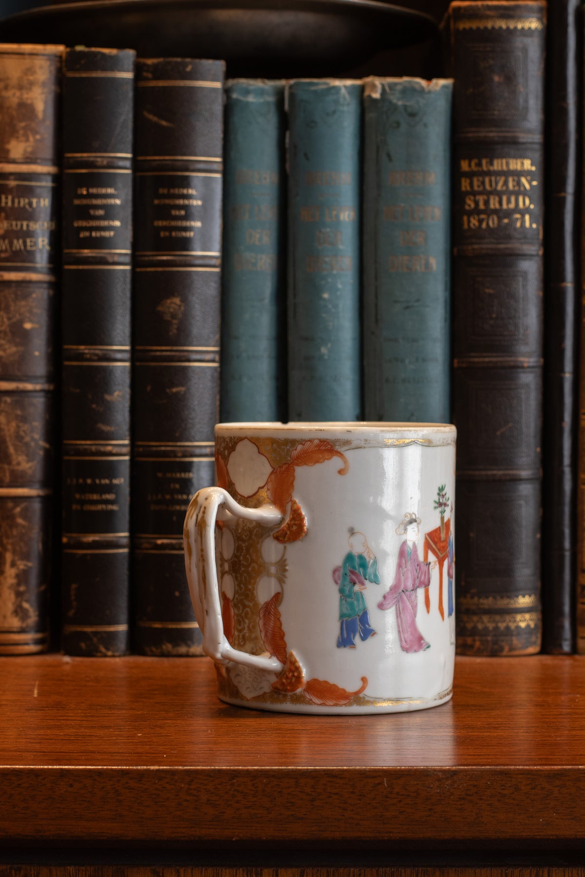 Chinees porseleinen pul (Tankard) met Mandarin-decor en Bianco-sopra-Bianco, Qianlong-periode (ca. 1765–1780)